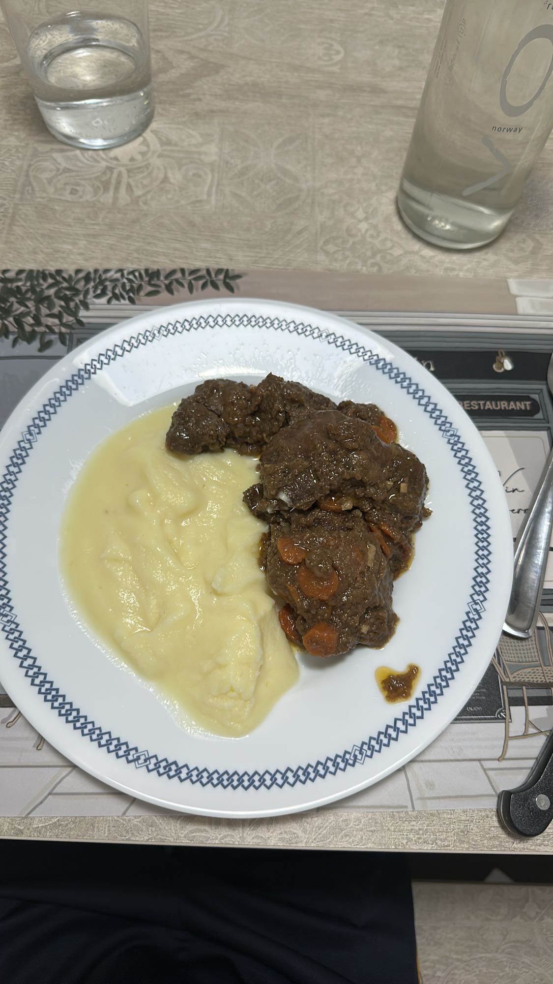 puré de papas con carne guisada