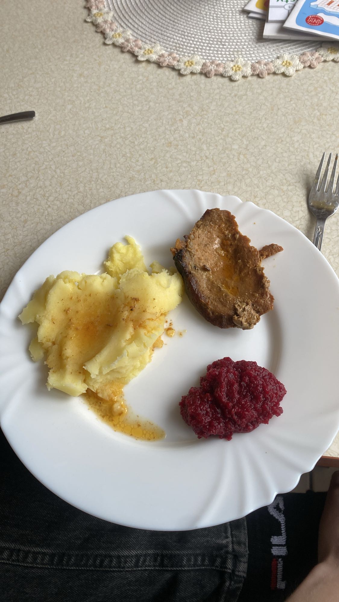 Schabowy z ziemniakami i buraczkami