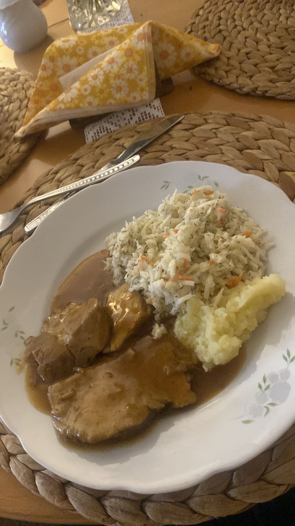 Schab w sosie z surówką