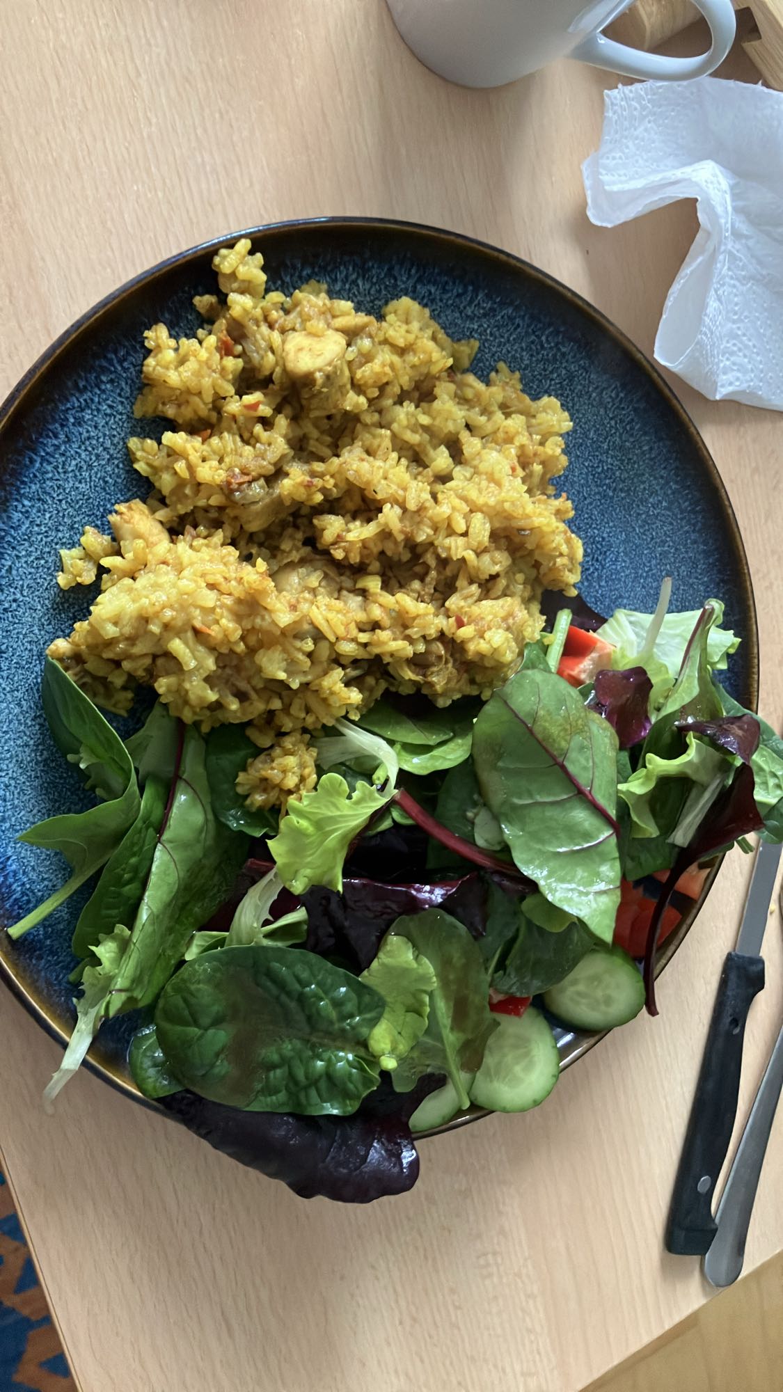 Arroz com frango e salada