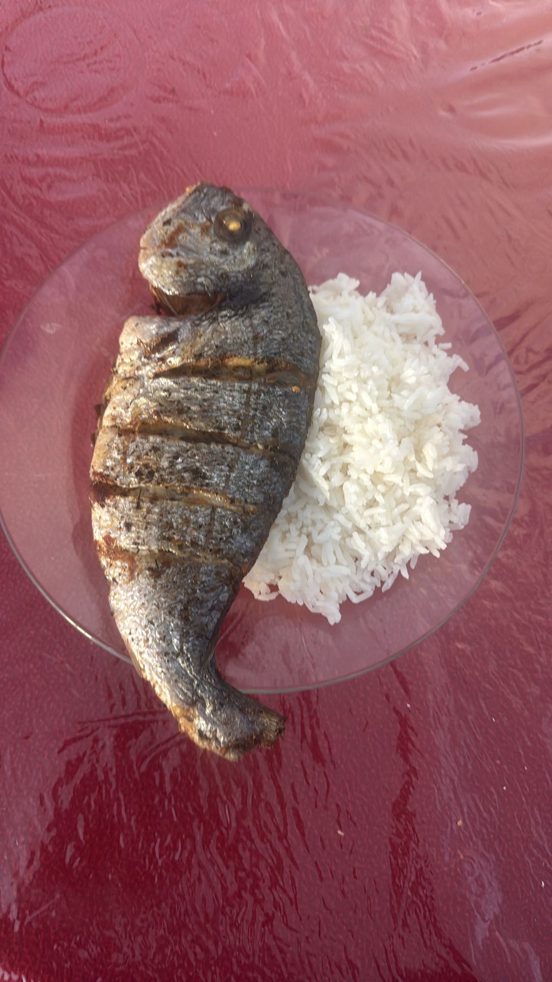 pescado asado con arroz