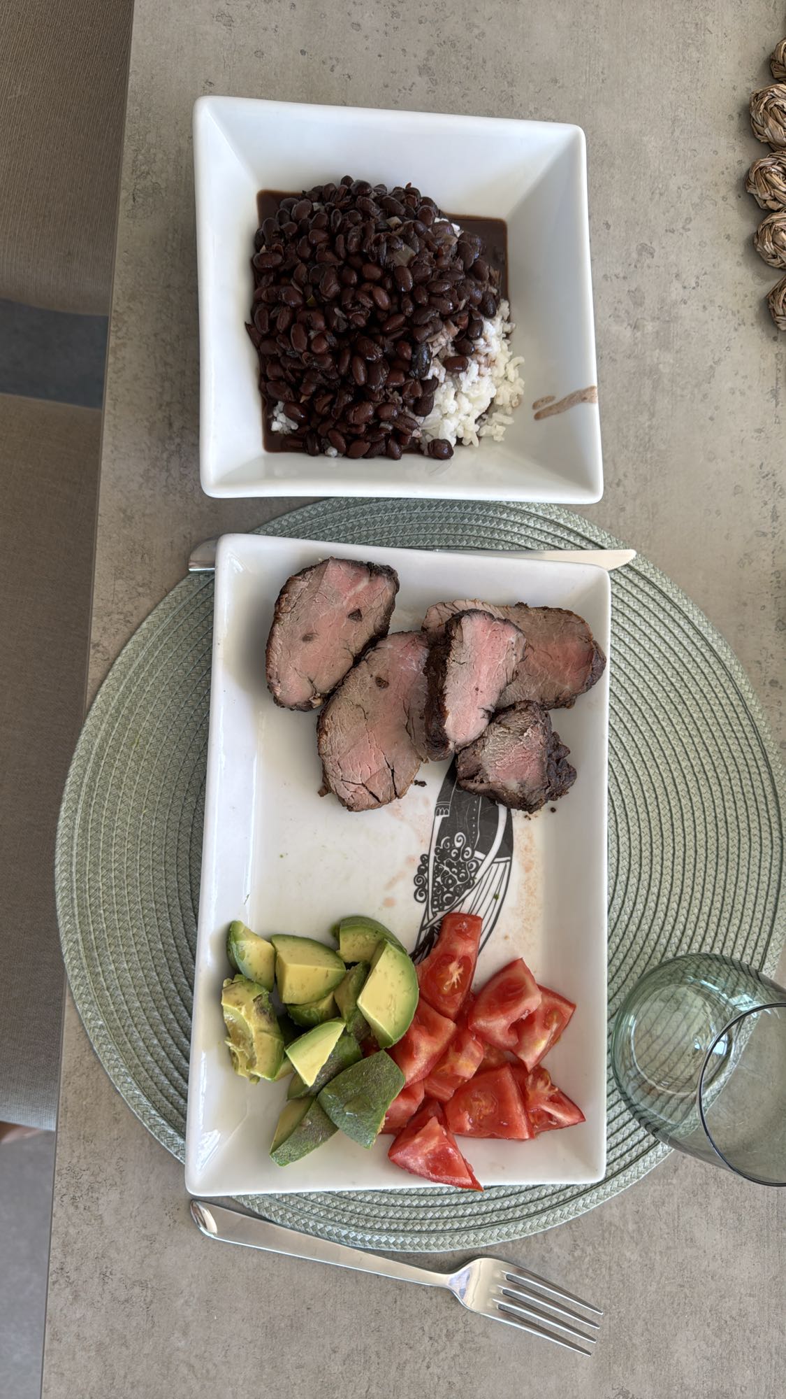 Carne, frijoles y ensalada