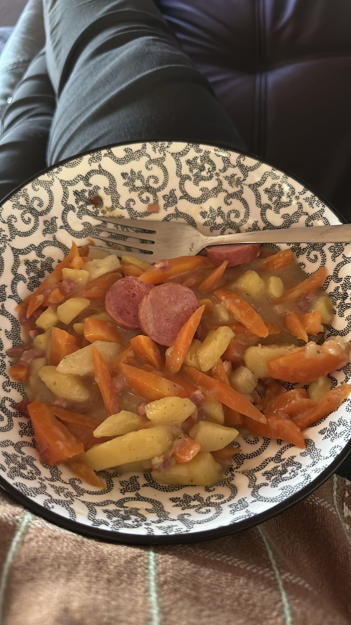 Wortel aardappel worst stoof