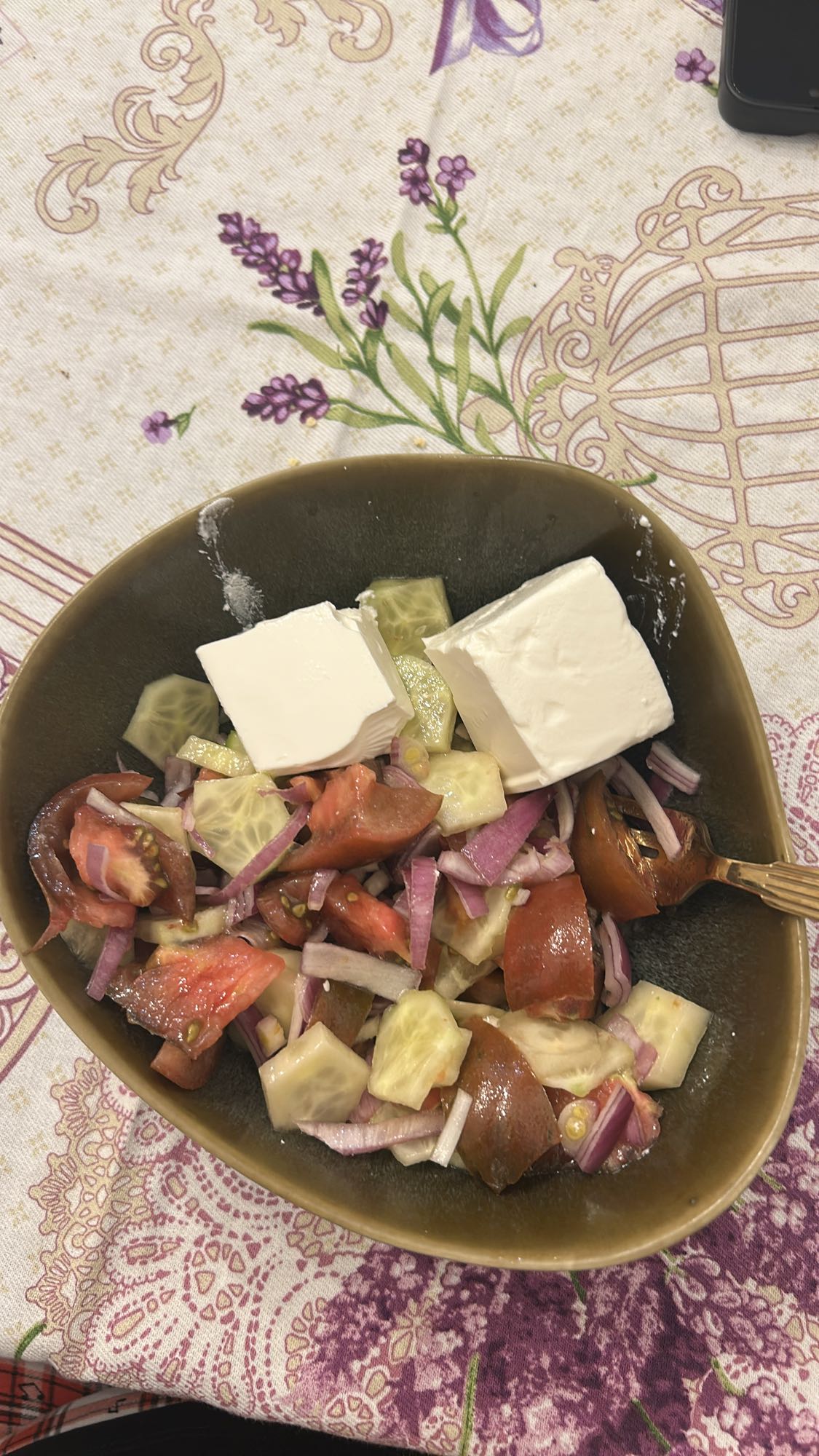 Salată cu brânză și legume