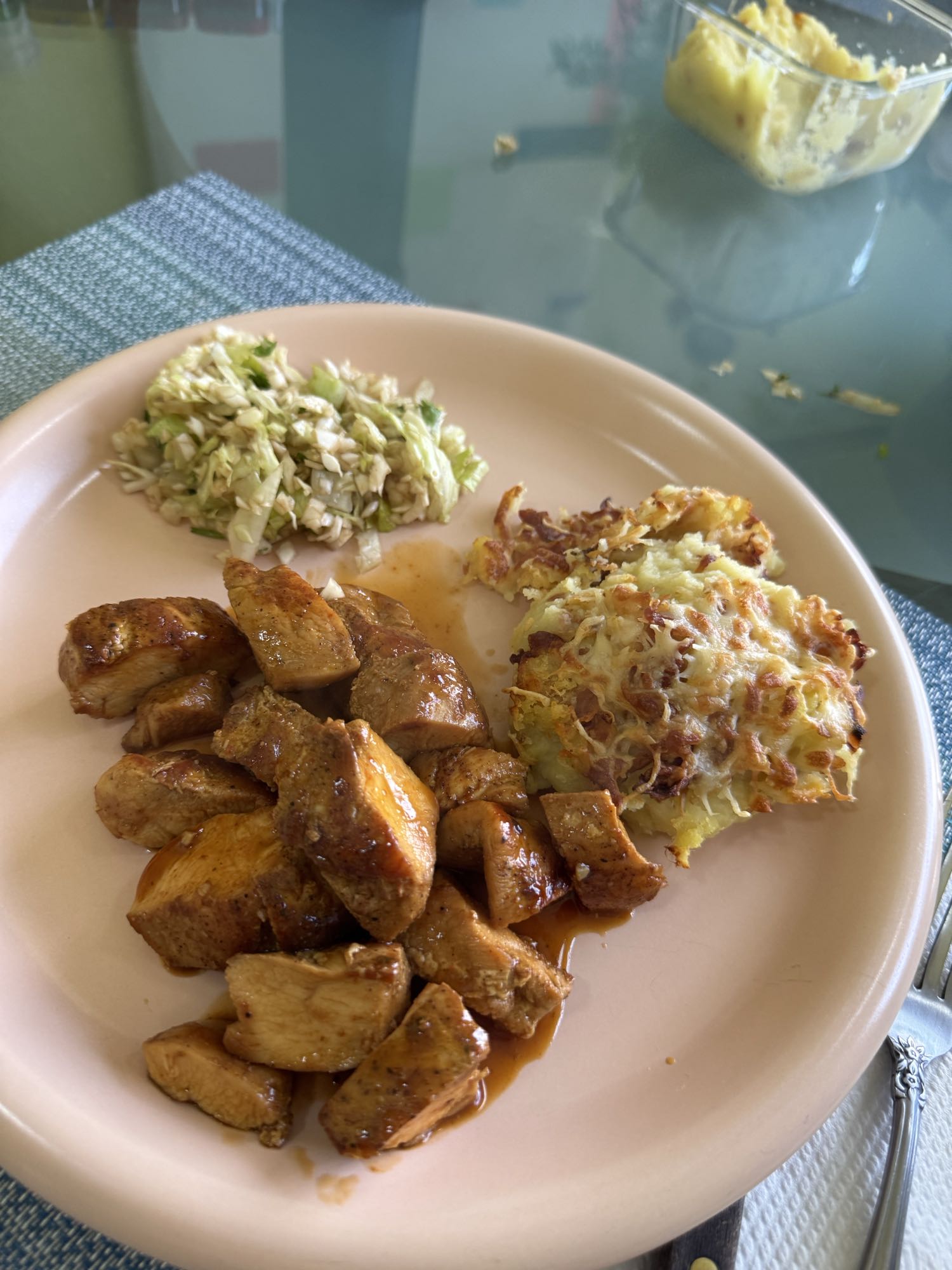 Pollo con ensalada y papa