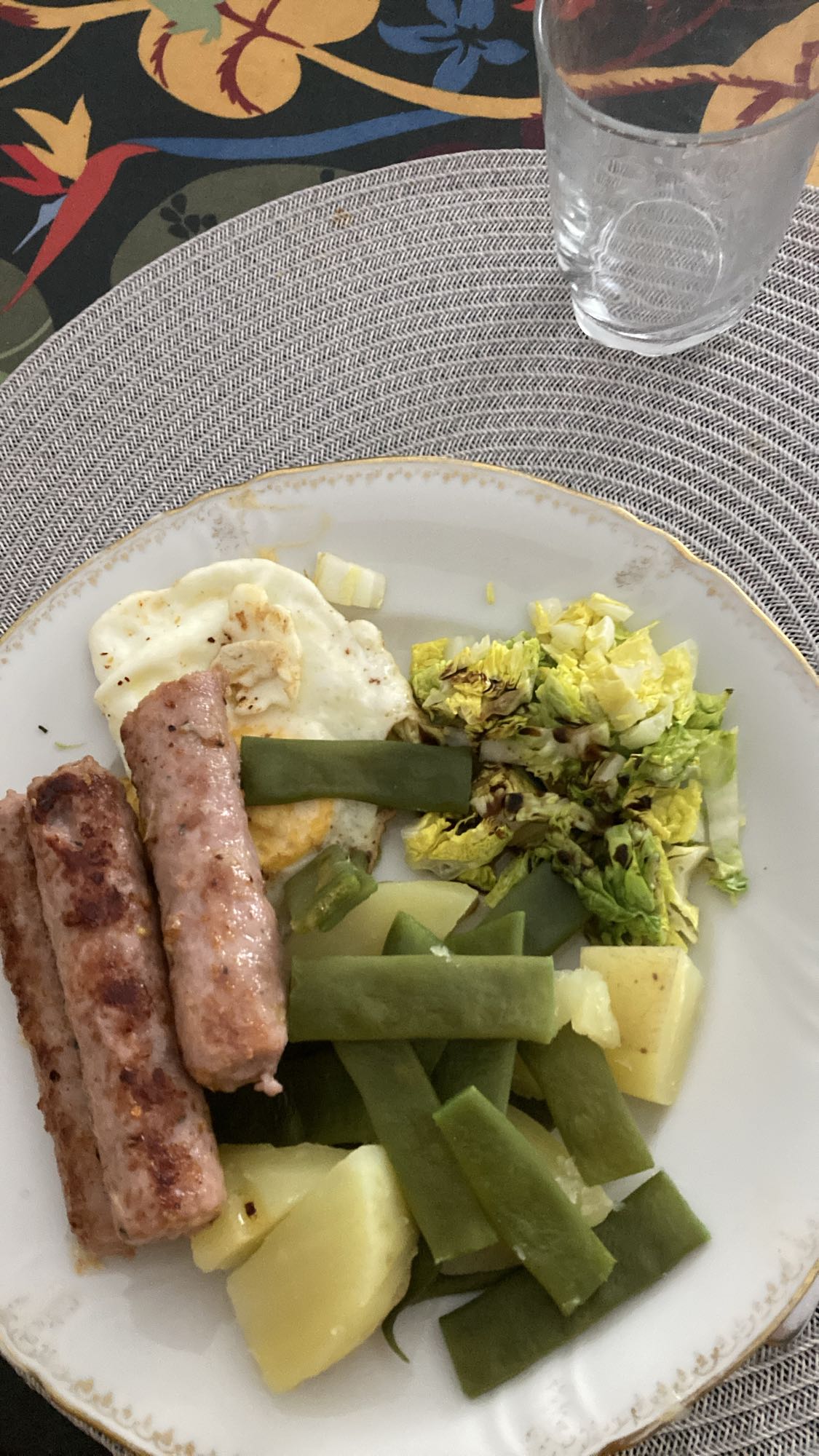 Korv, ägg och grönsaker