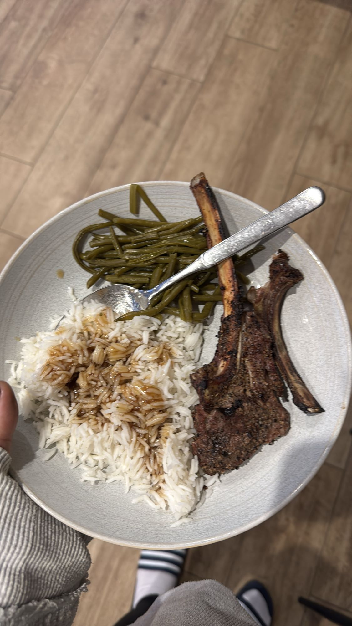 Lamskotelet met rijst en bonen