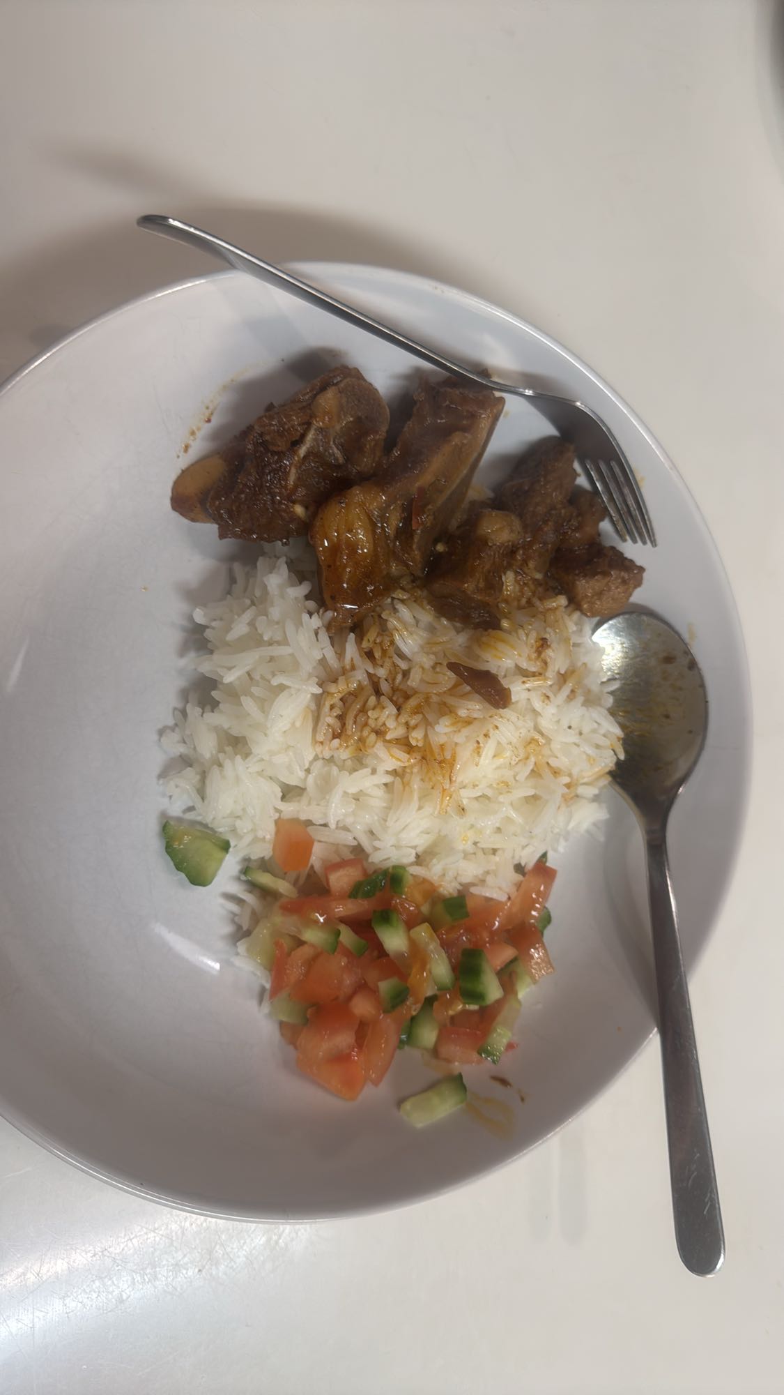 Ris med köttgryta och sallad