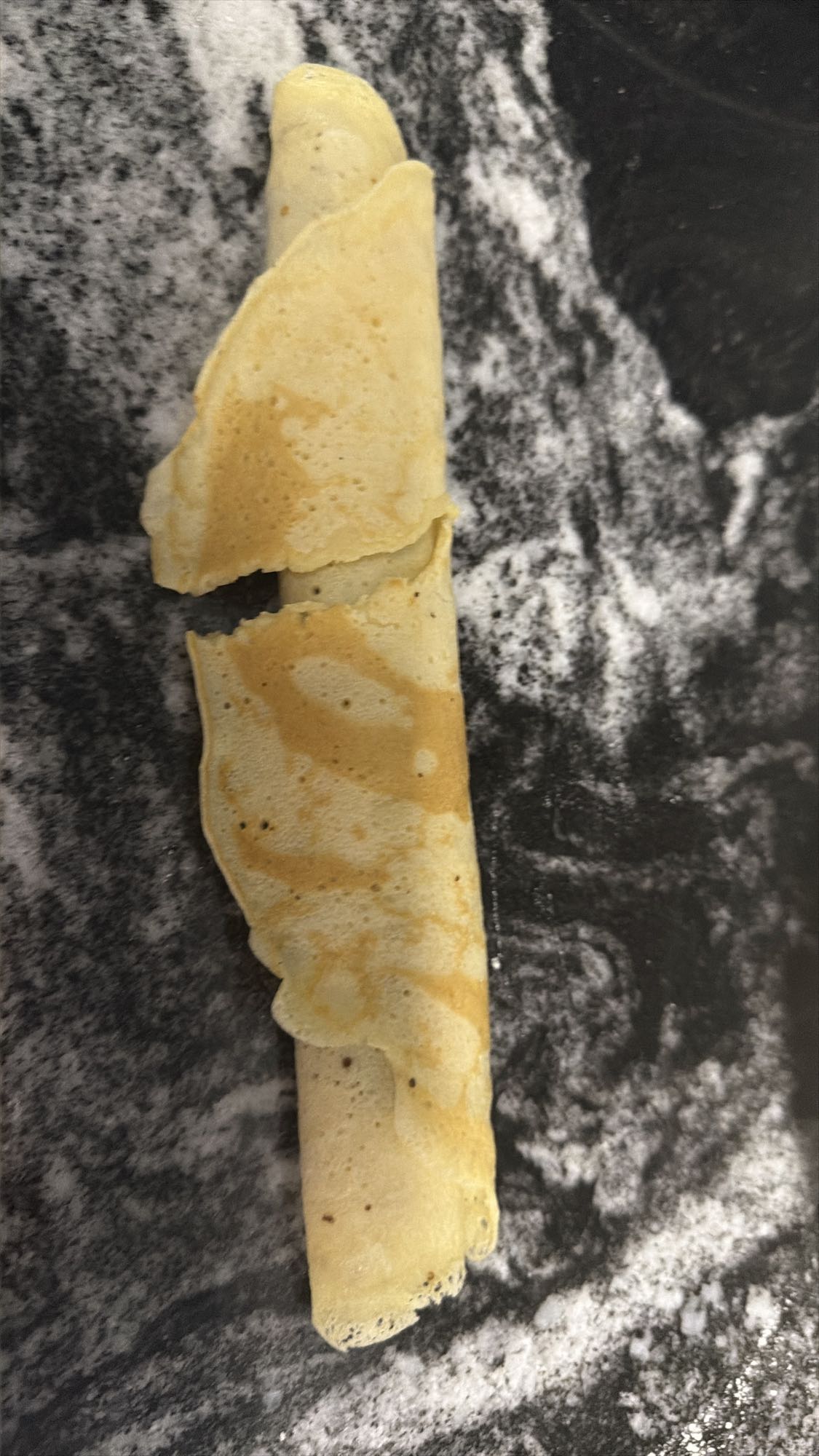 Dünne Pfannkuchenrolle