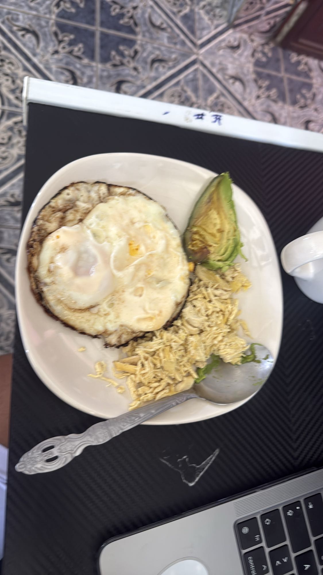 Huevos con pollo y aguacate