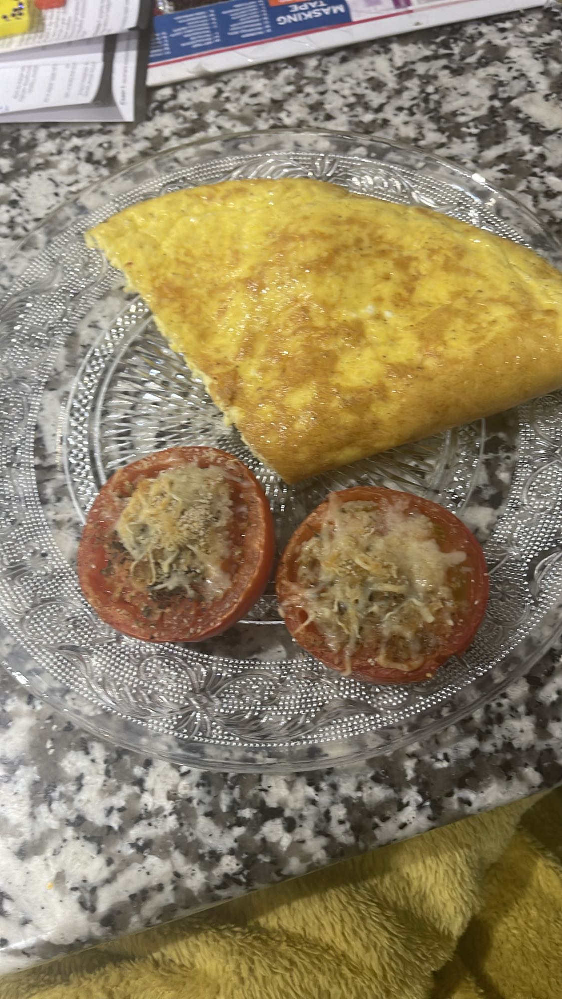 Omelette et tomates gratinées