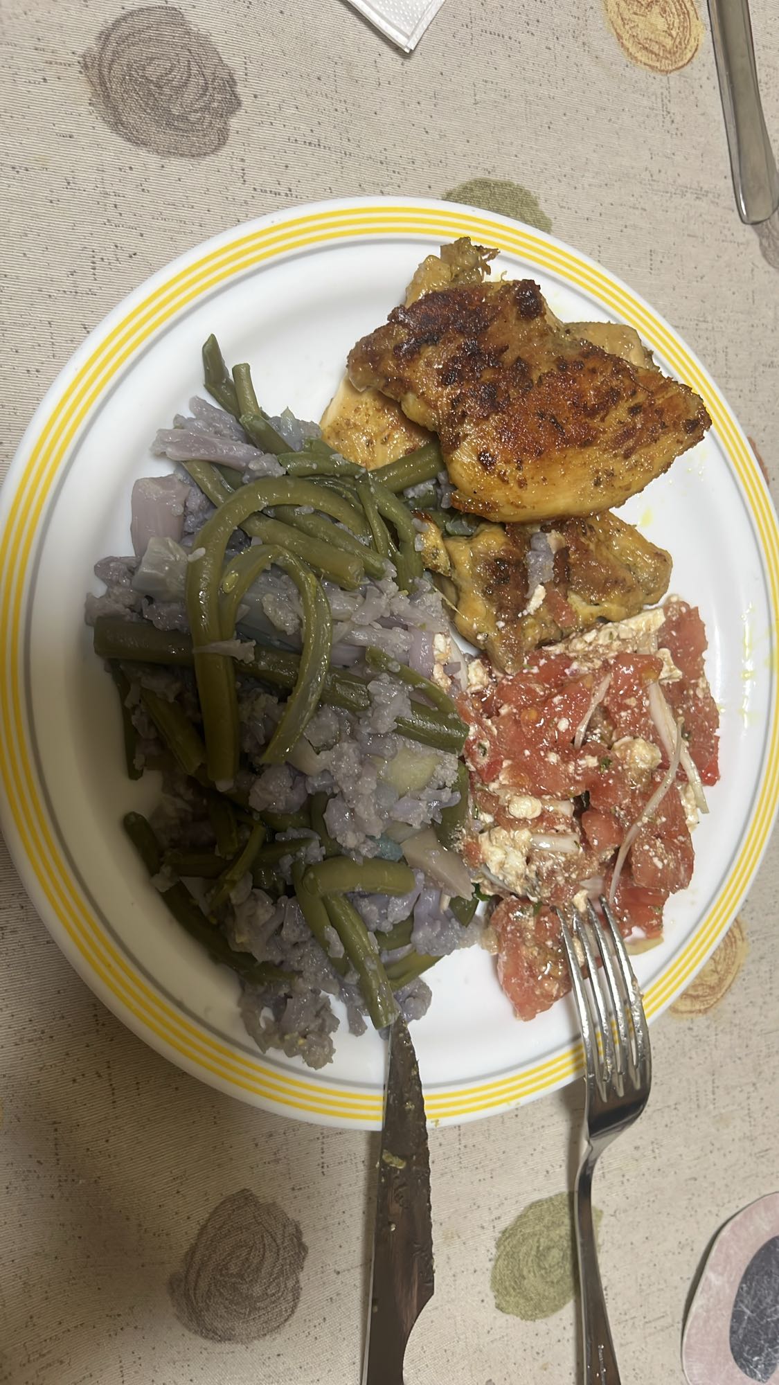 Pollo con verduras y ensalada