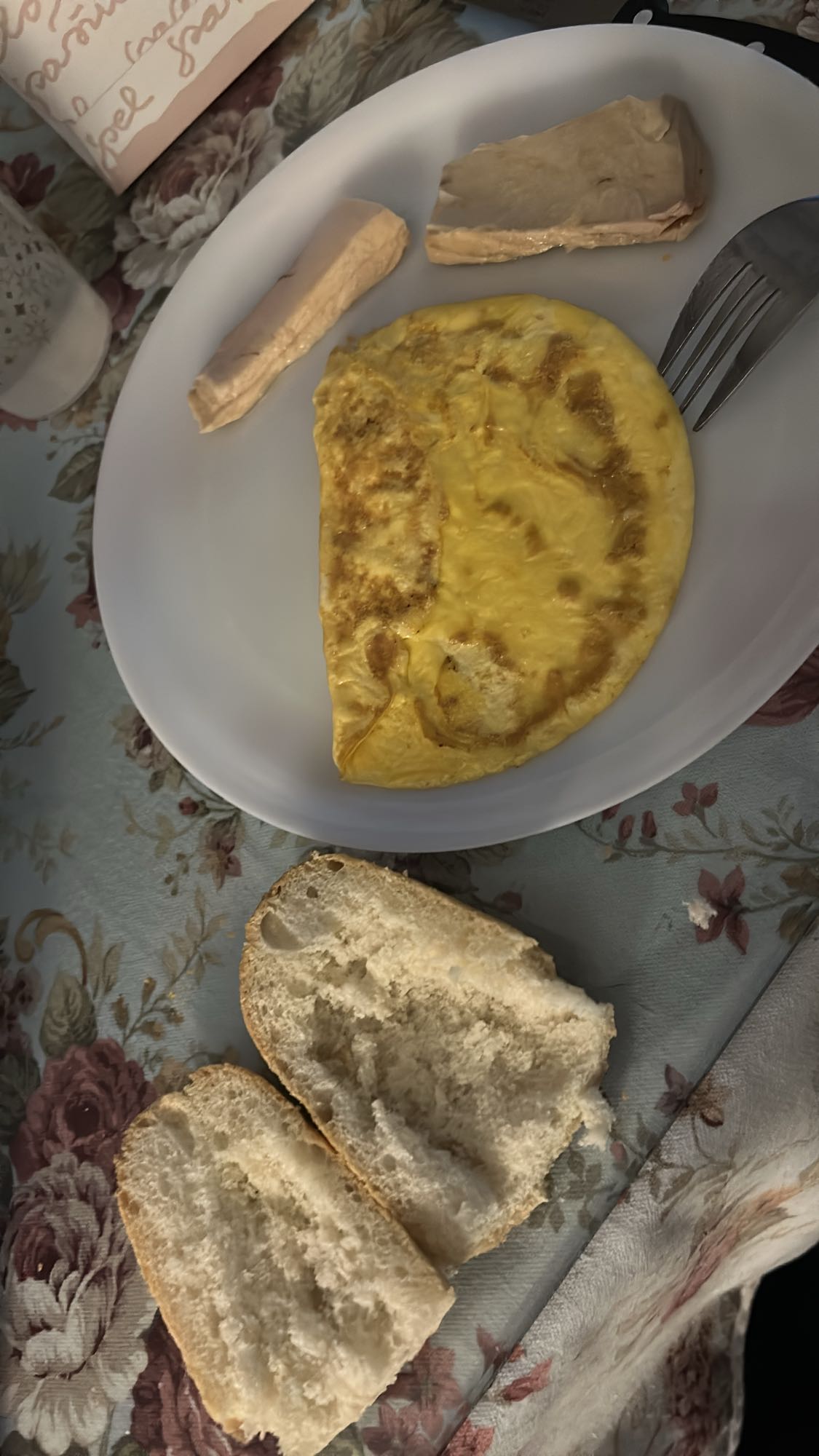 Tortilla, atún y pan