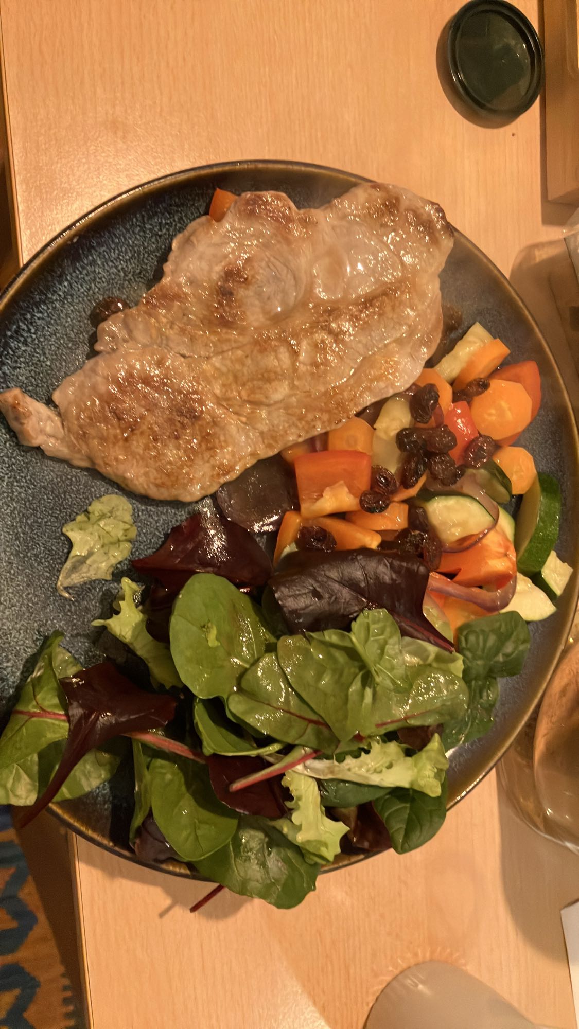 Bife com legumes e salada