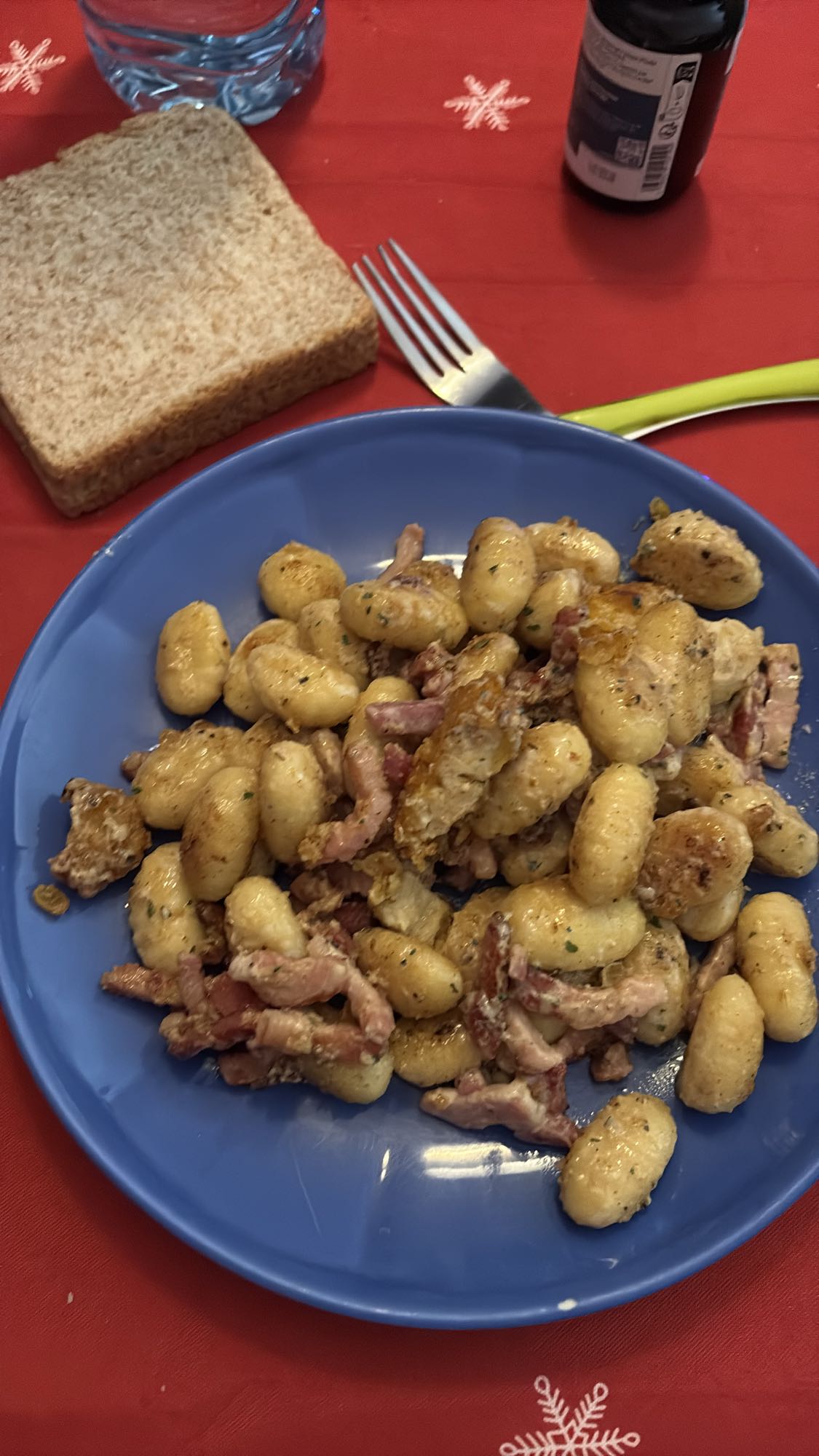 Gnocchis et lardons avec pain