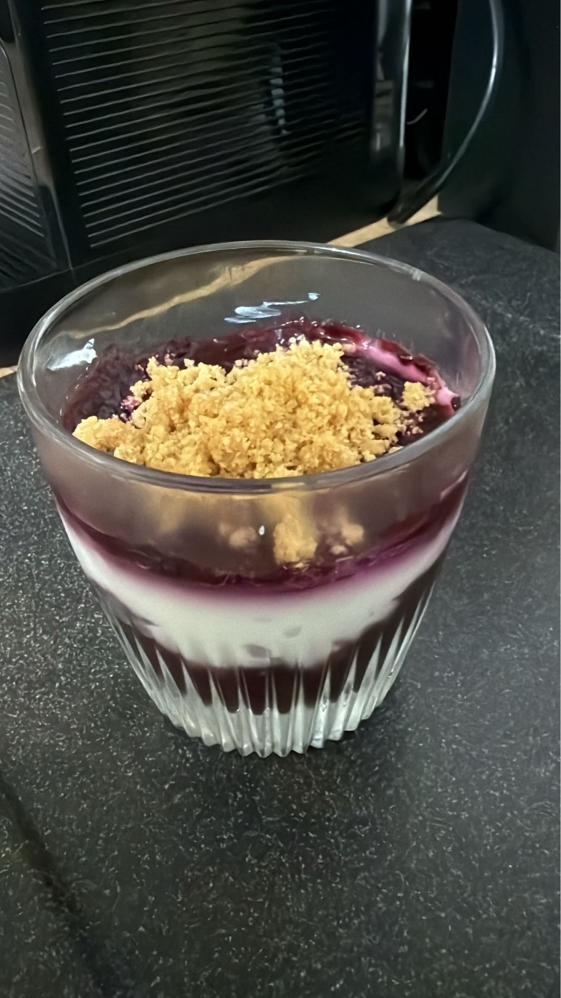 Iaurt cu fructe și granola