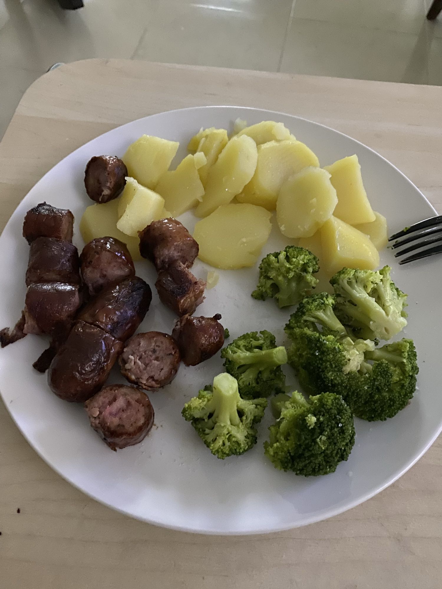 Salchicha, patata y brócoli