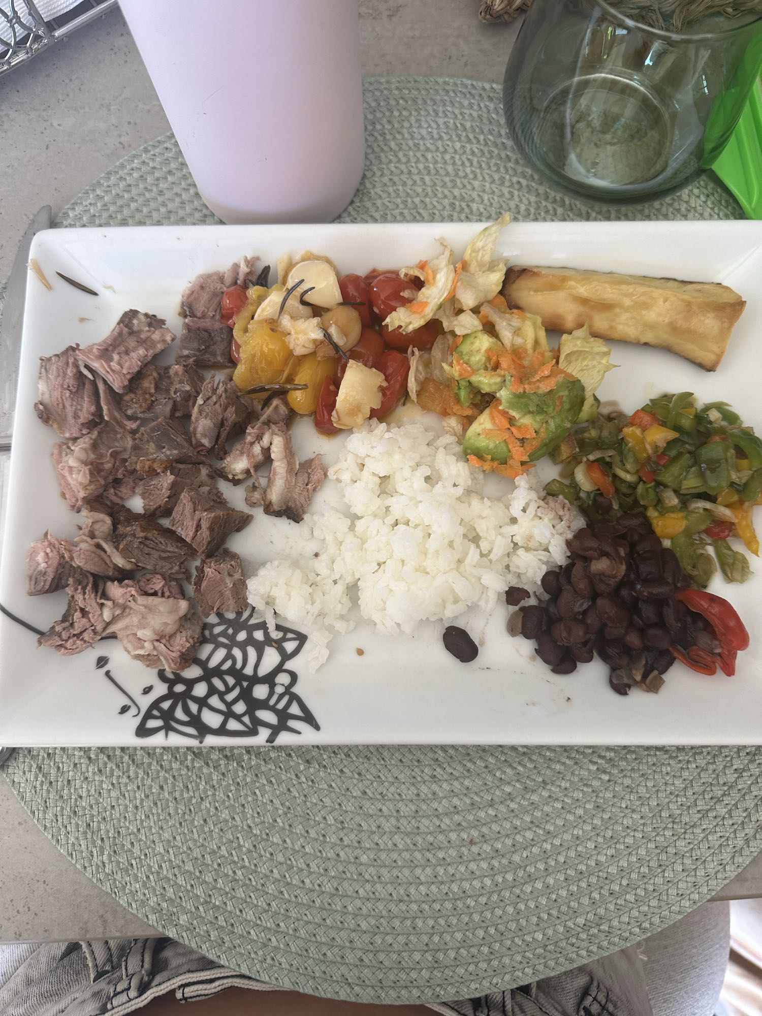 Plato variado con carne y arroz