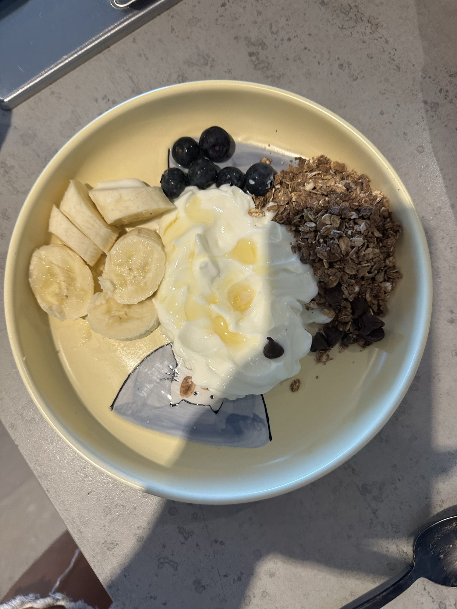 Yogur con fruta y granola