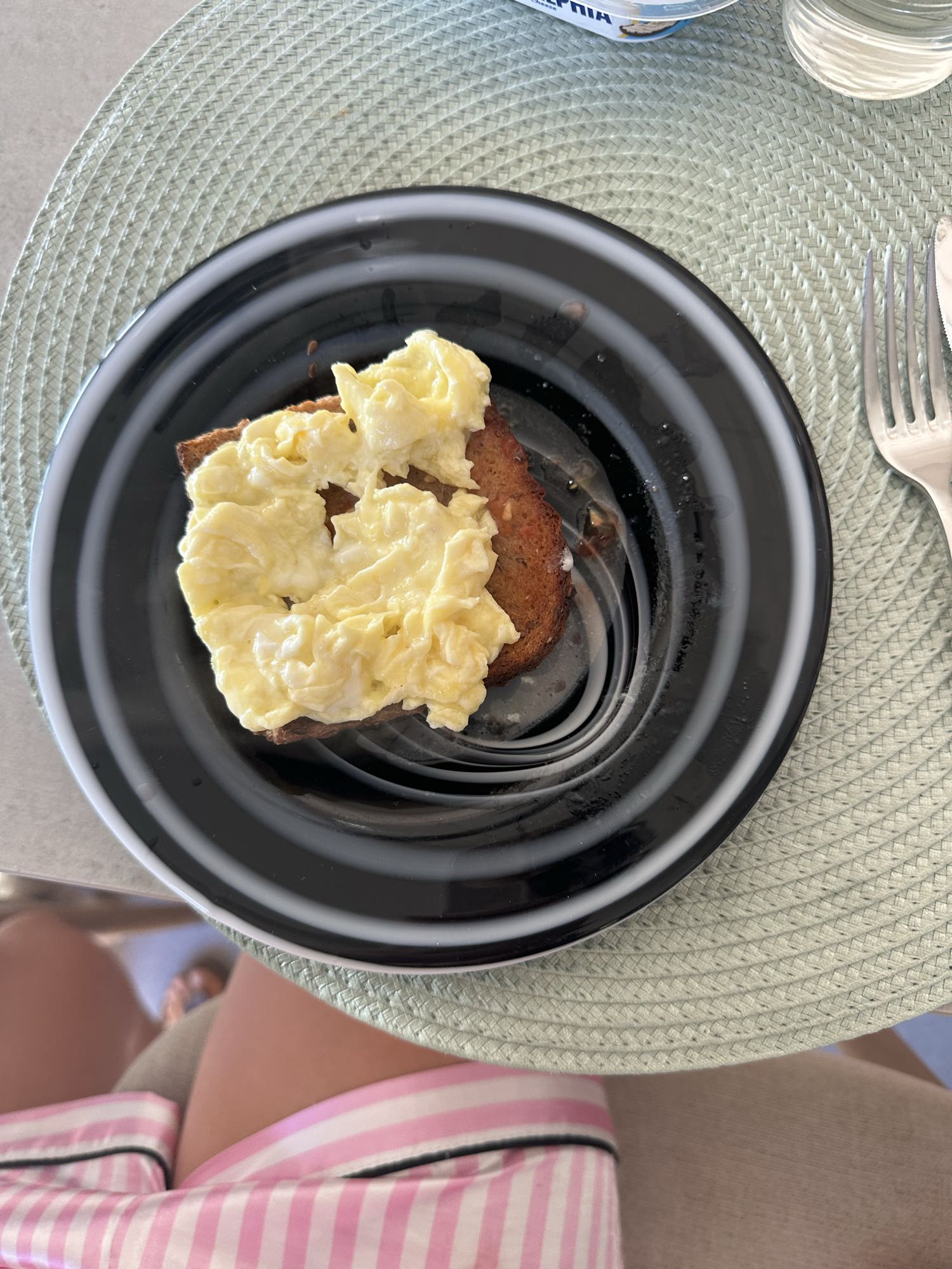 Tostada con huevos revueltos