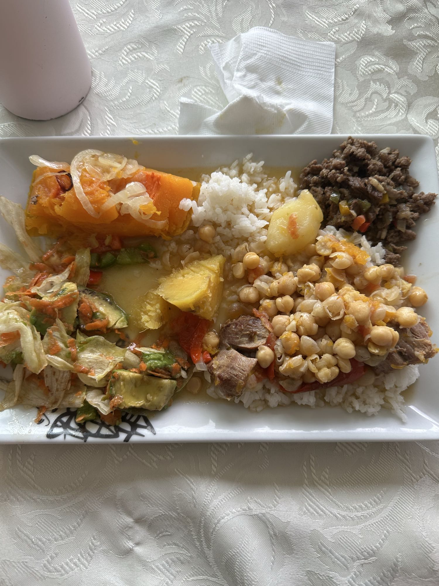 almuerzo con arroz y carne