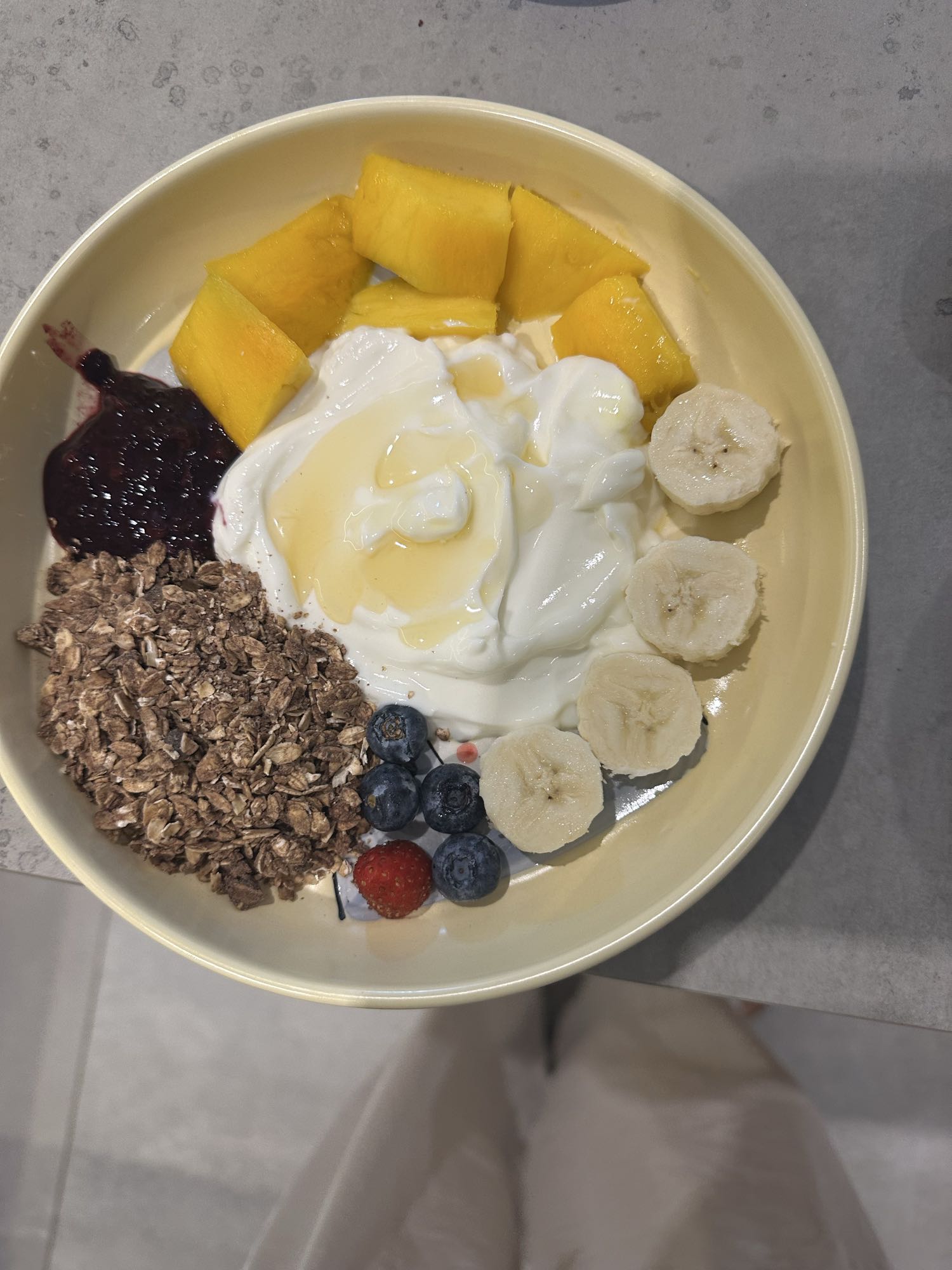 Tazón de yogur y frutas