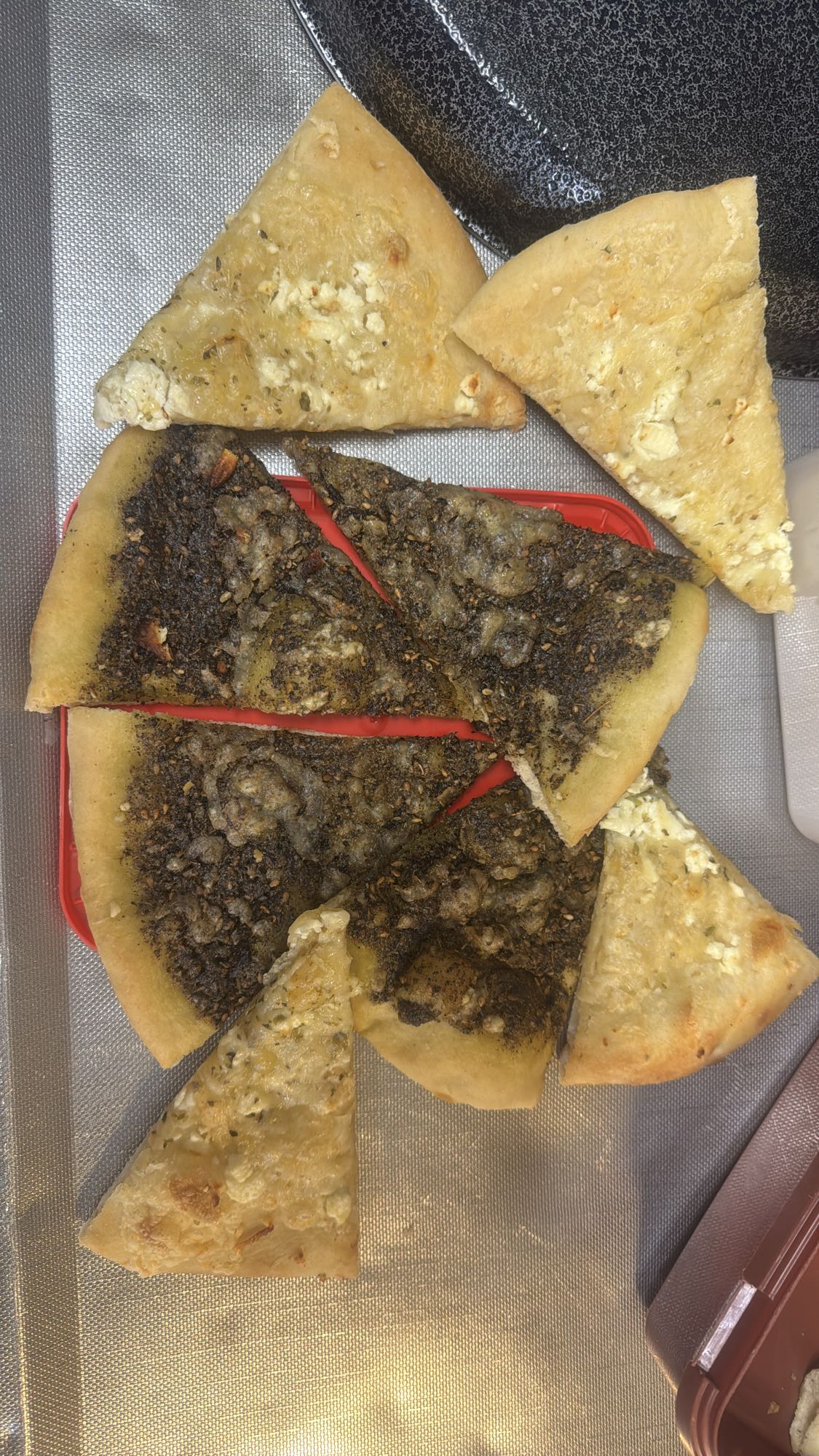 Ost- och zaatarbröd