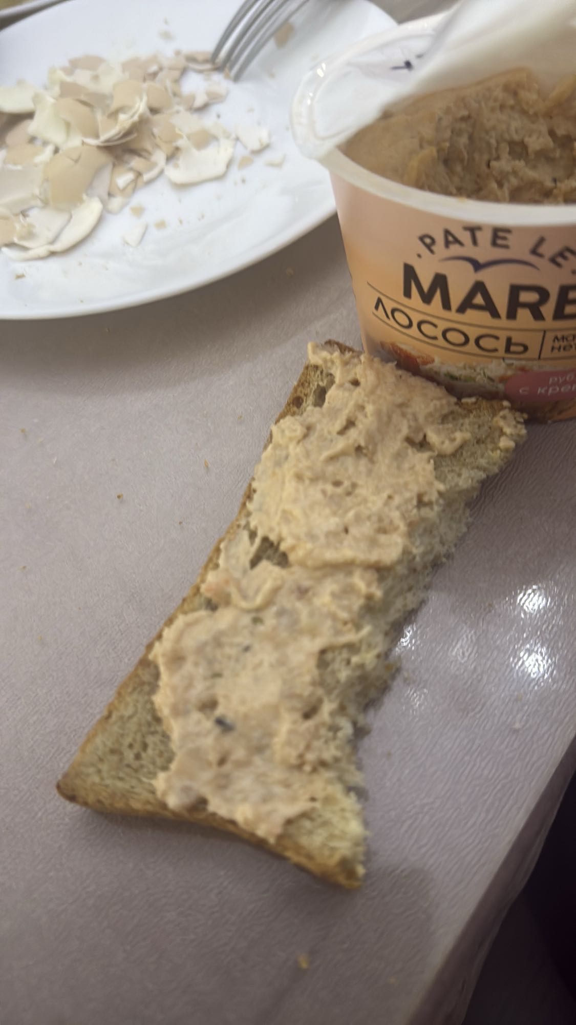 бутерброд с лососевым паштетом