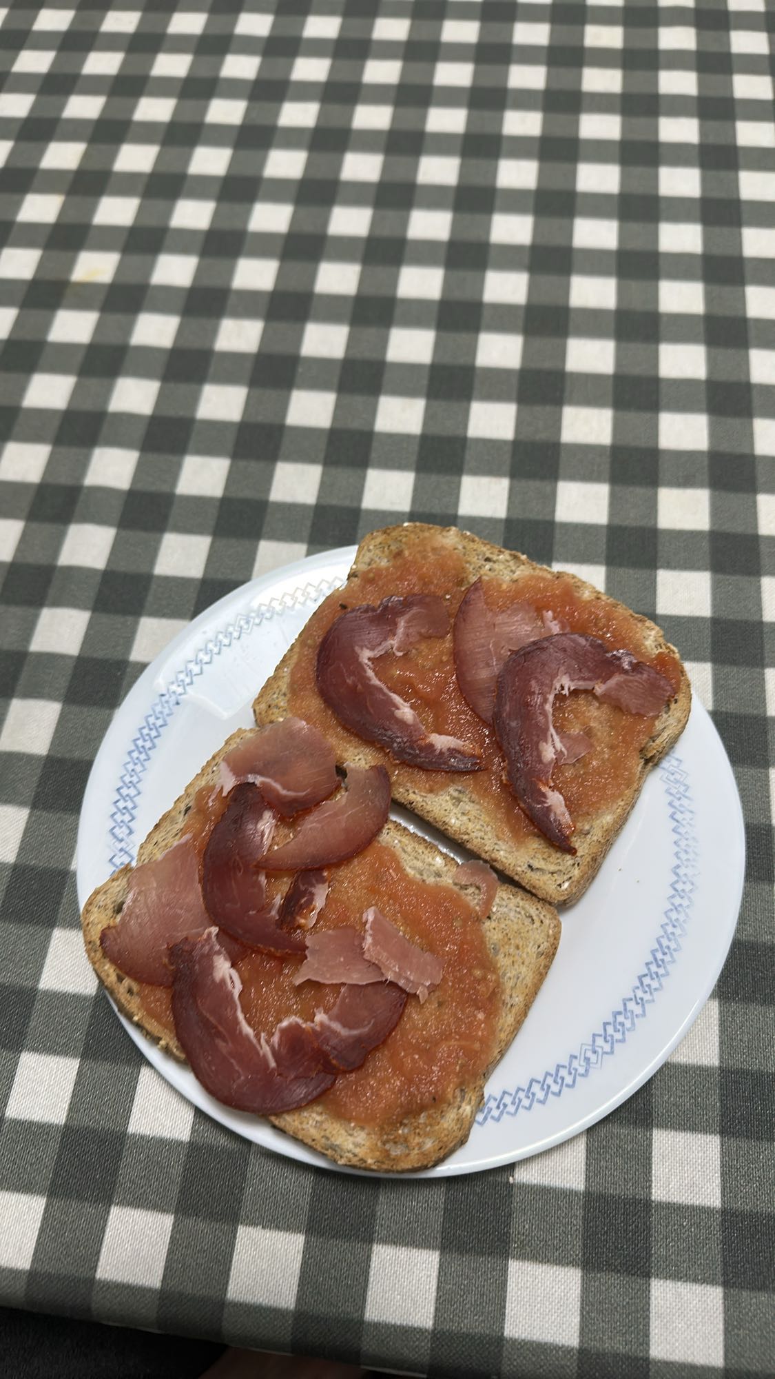 Tostada jamón y tomate