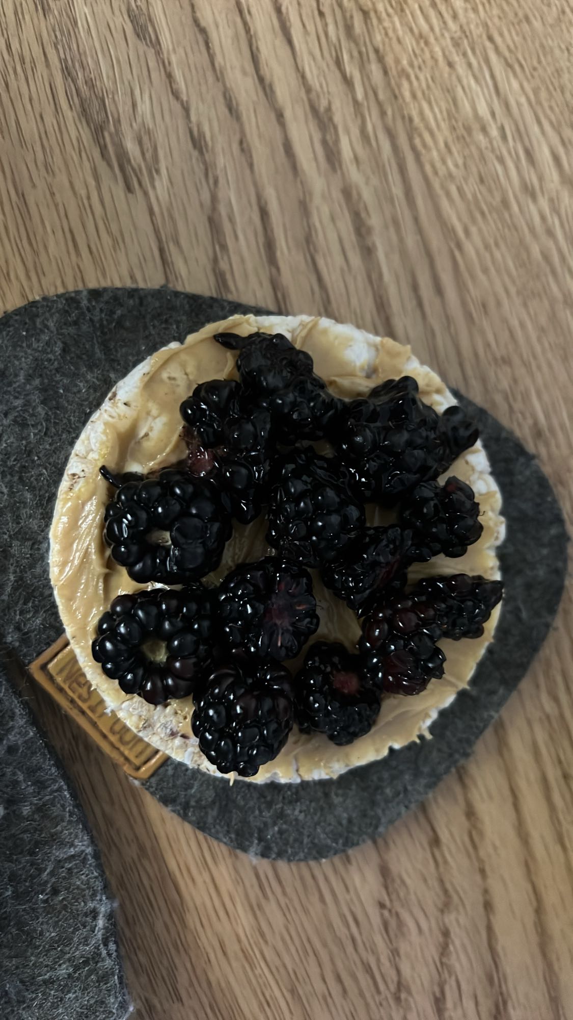 Pirinç patlağı fıstık ezmeli böğürtlenli