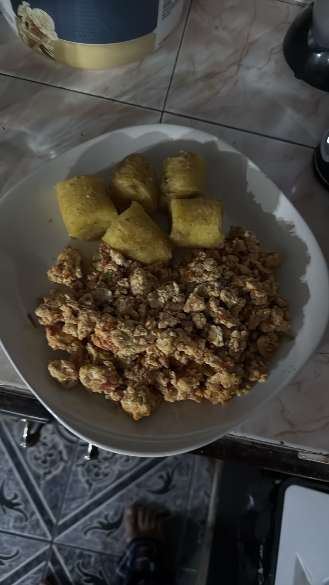 huevos revueltos y plátano