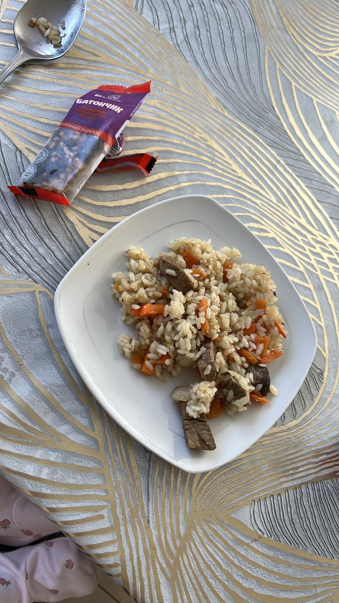 плов и батончик