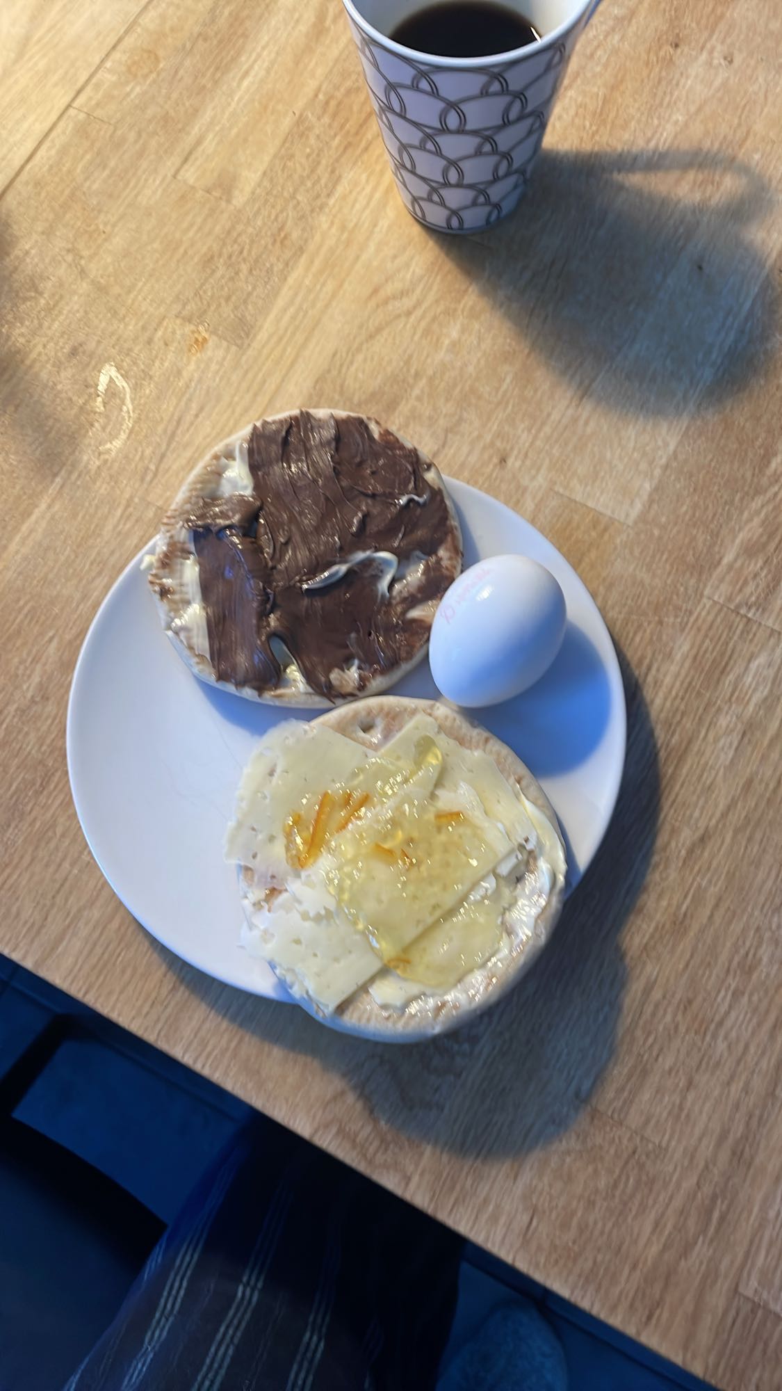 Frukost med ägg och mackor