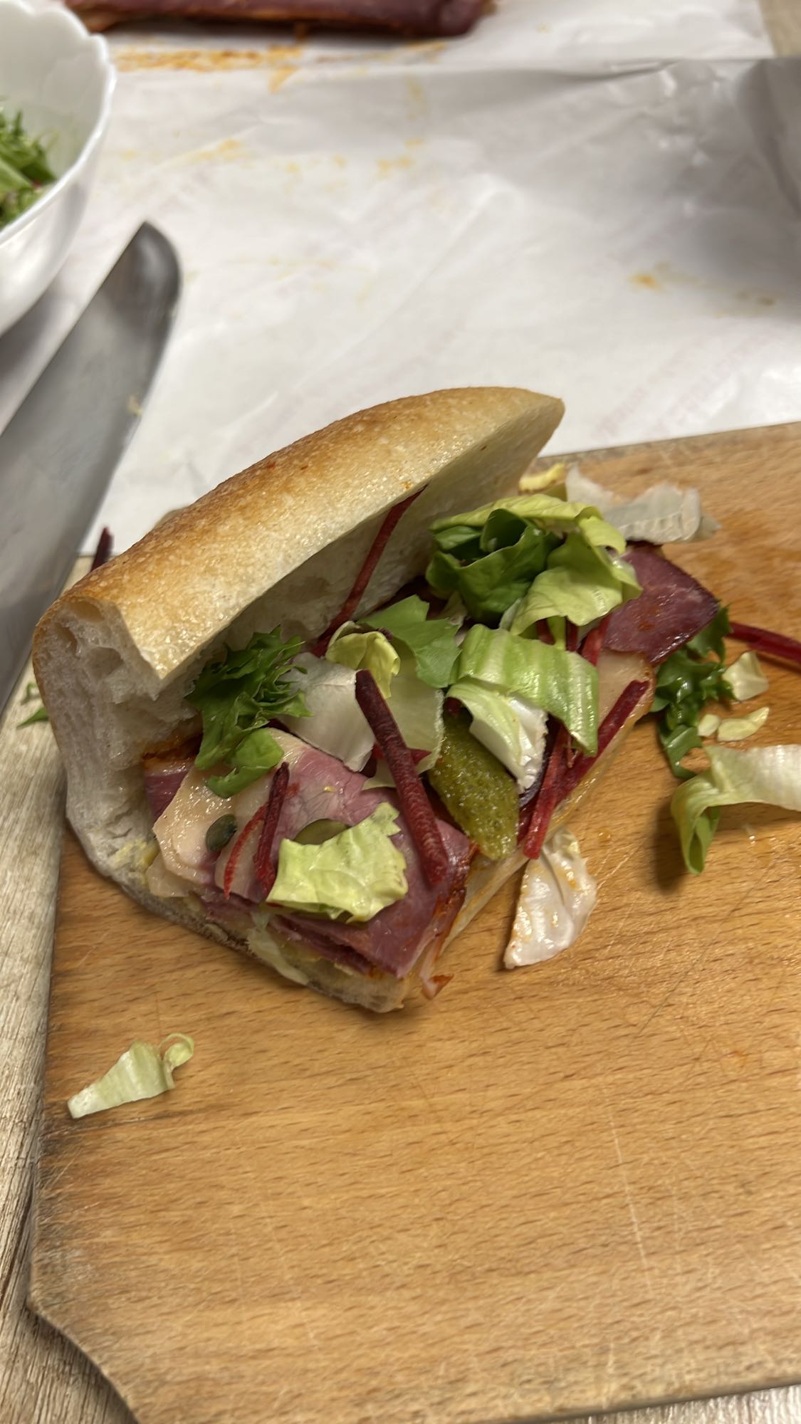 Sandviș cu carne și legume