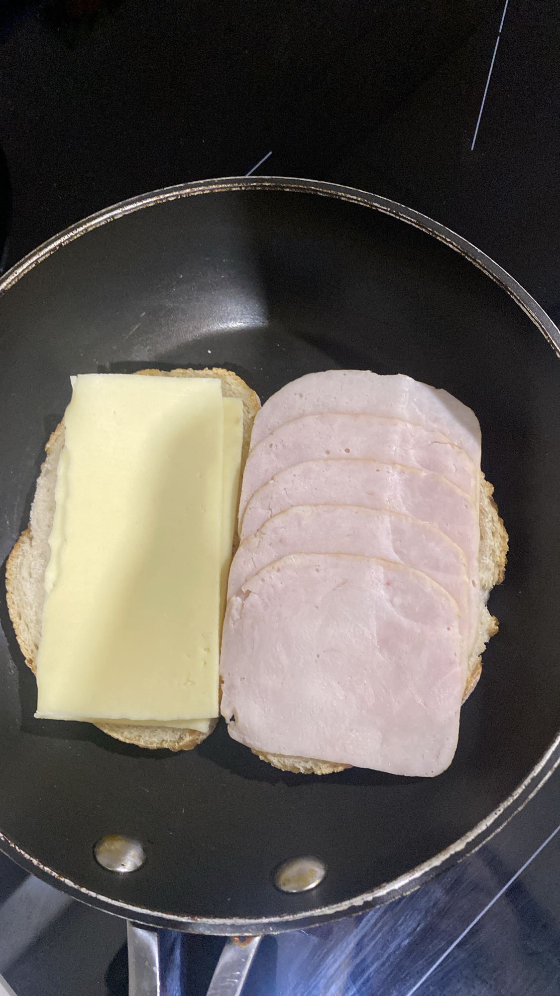 Sandviș cu șuncă și cașcaval