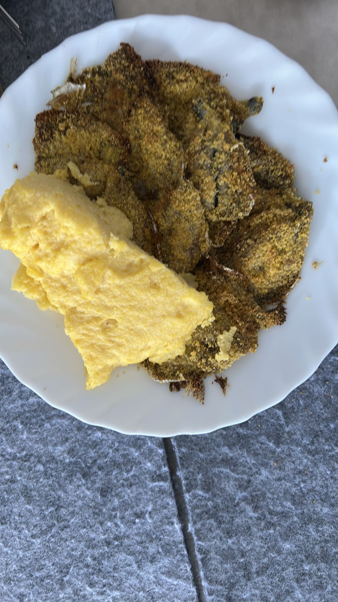 pescado frito con polenta