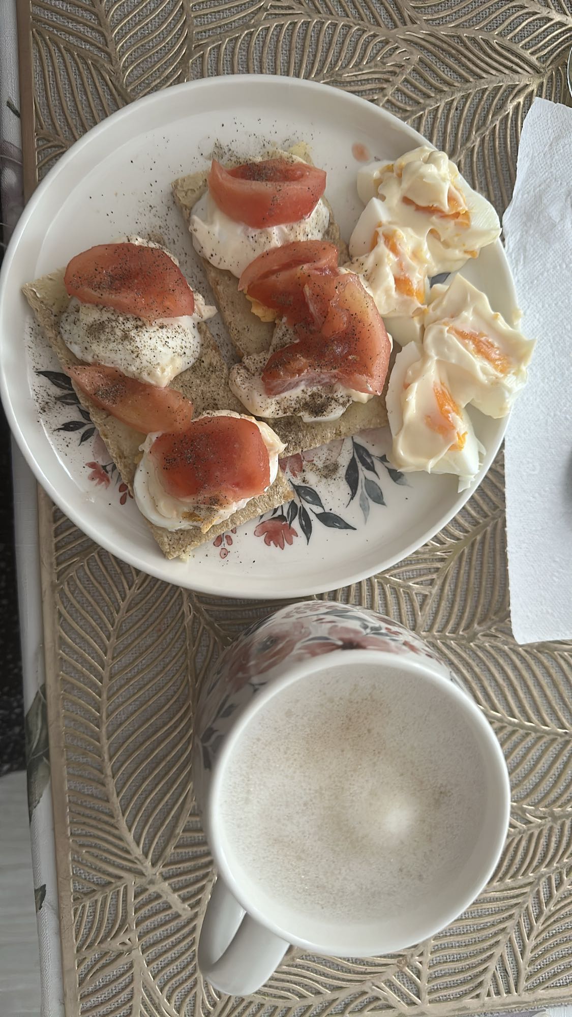 Jajka, chrupkie pieczywo i kawa