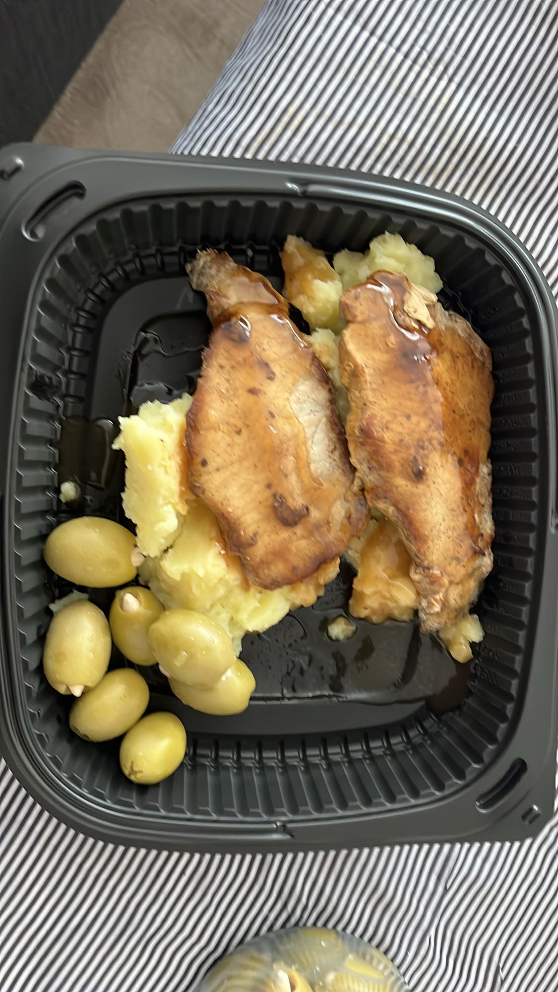 Свинско с картофено пюре и маслини