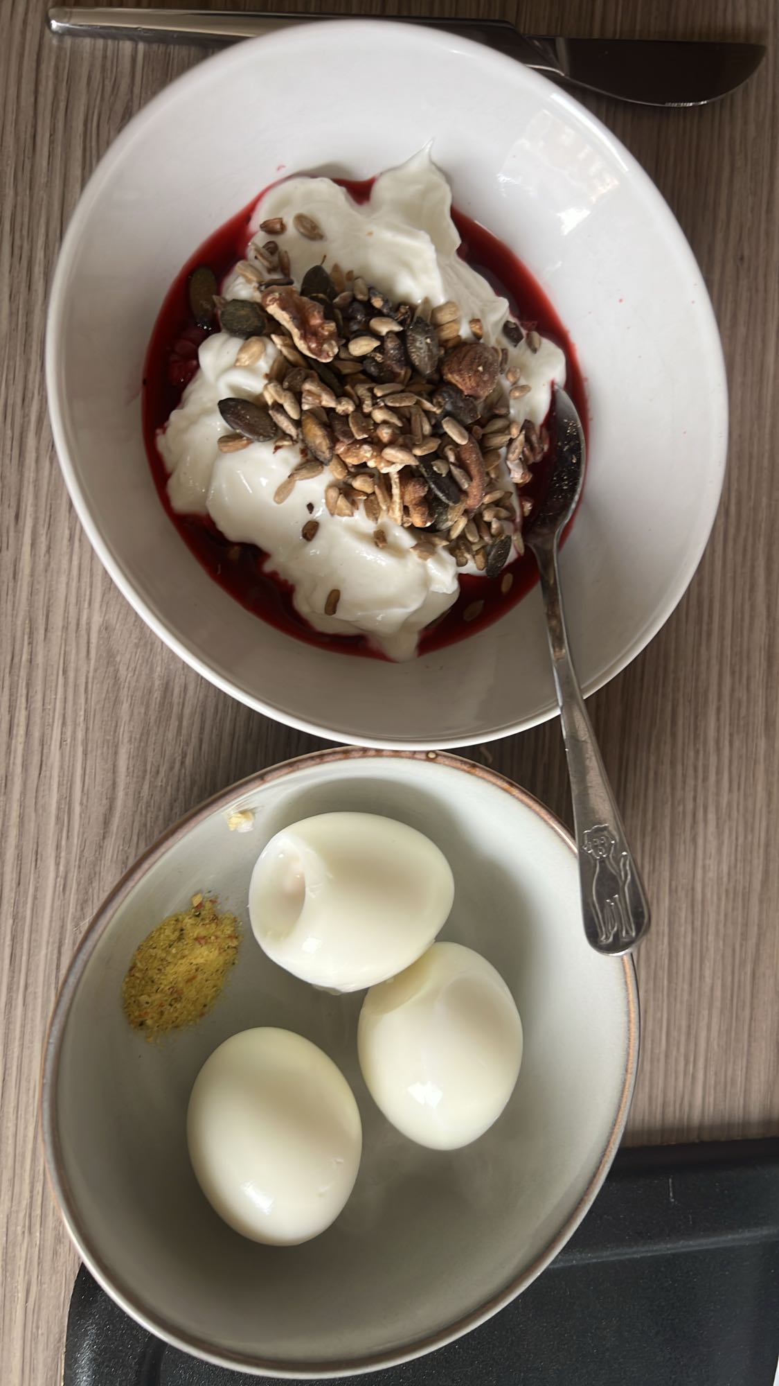 Yoghurt met zaden en eieren