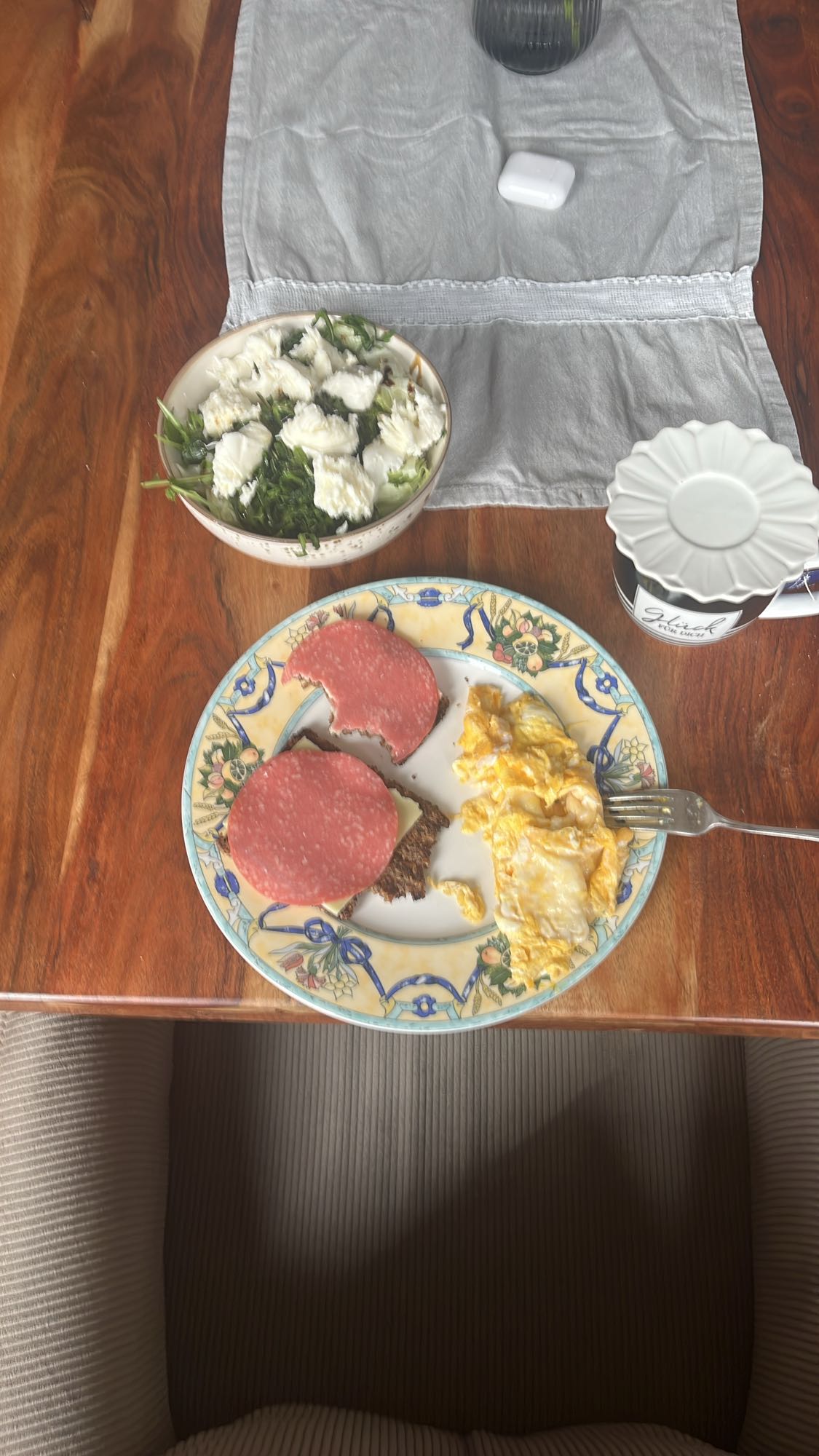 Salat, Brot, Ei & Salami