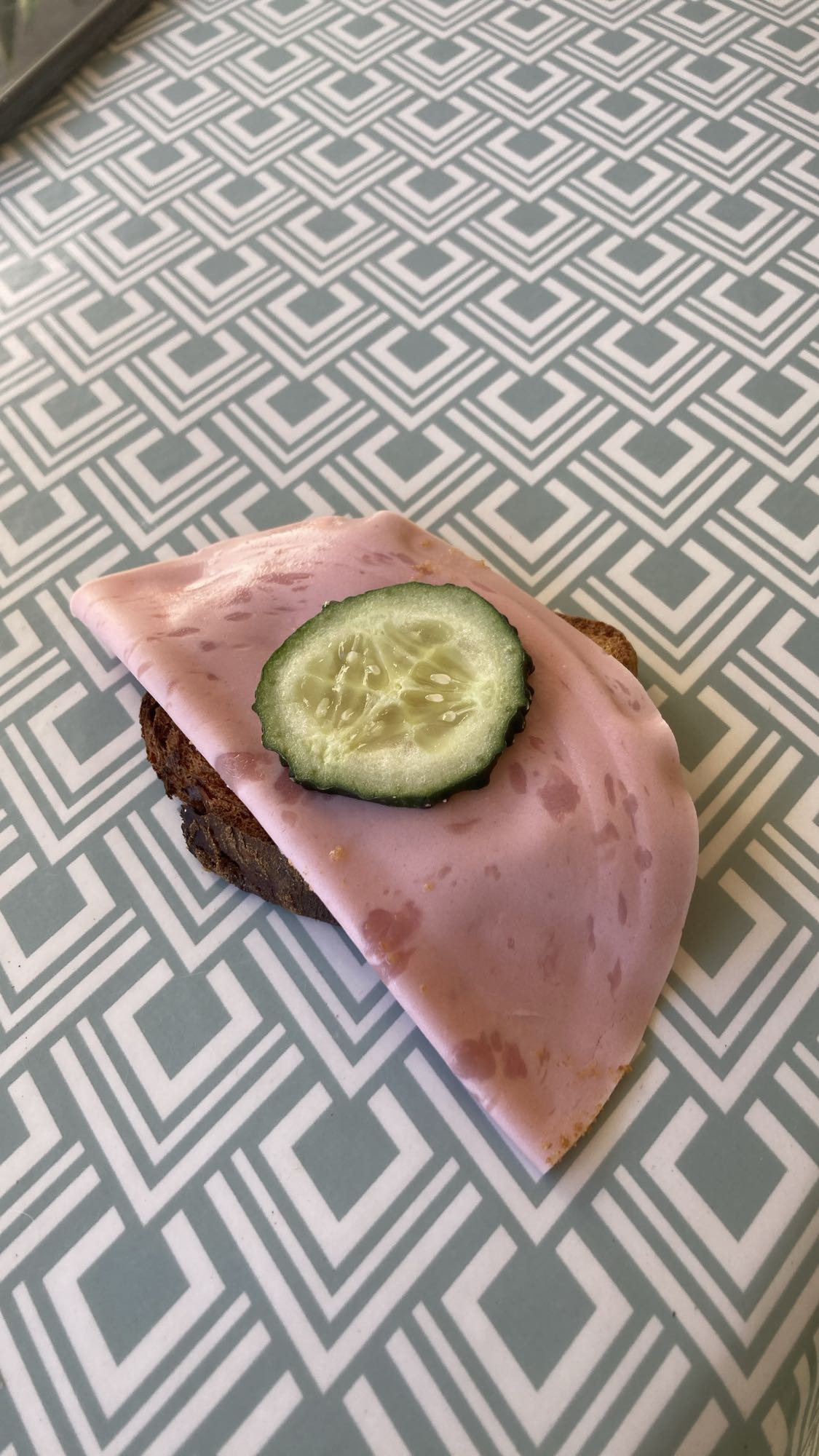 Skinksmörgås med gurka