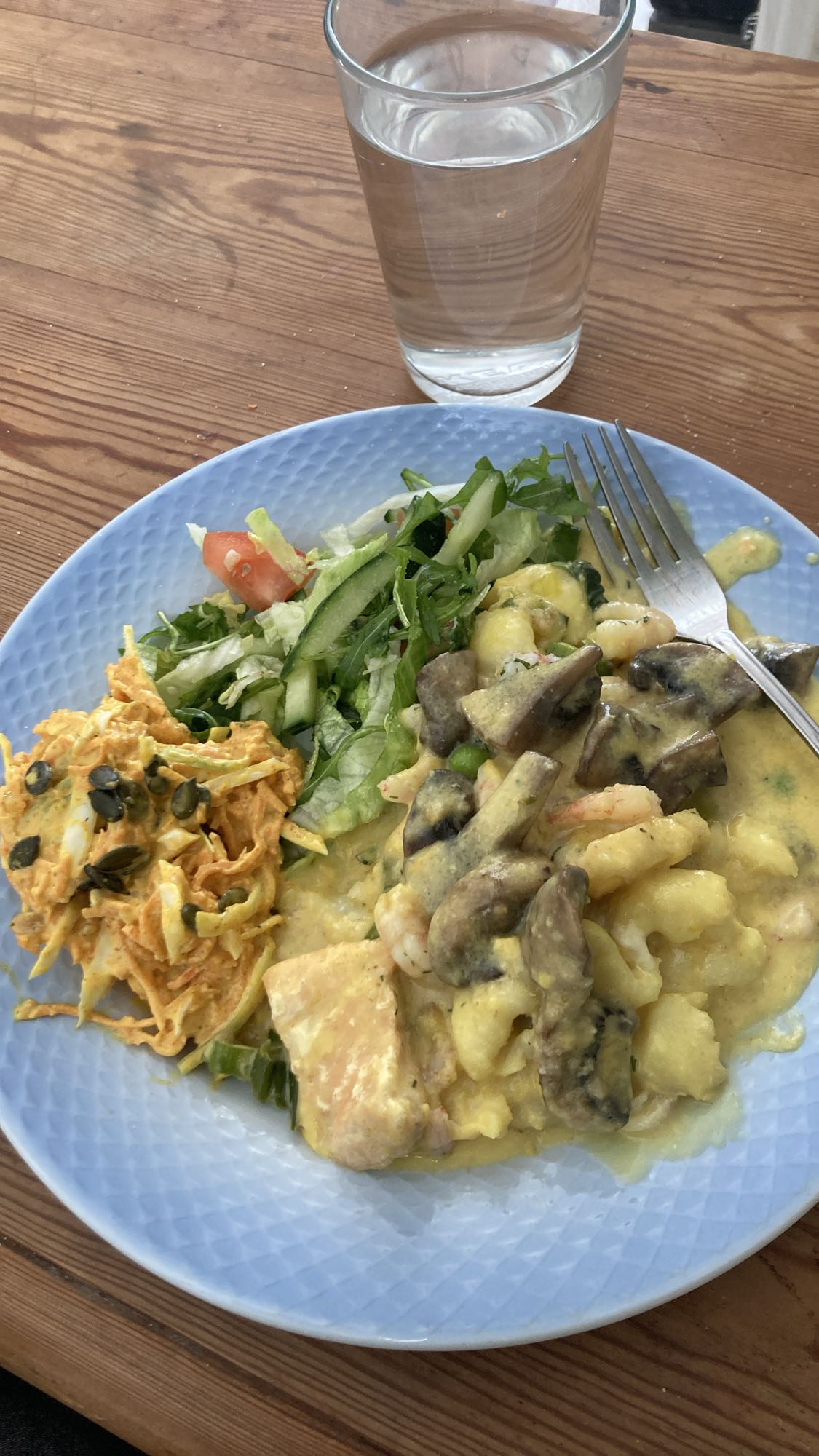 Fiskgryta med sallad