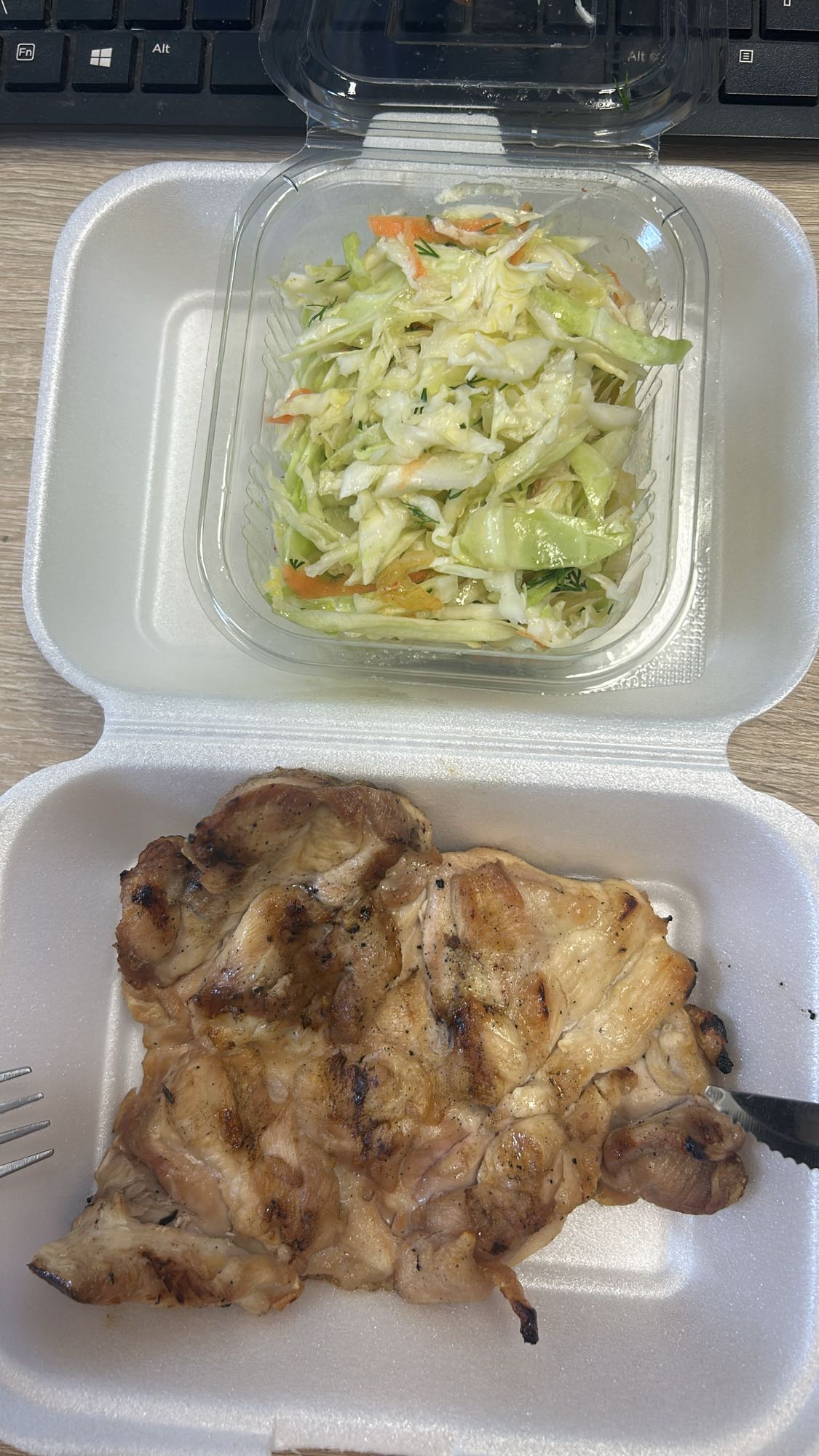 Pui la grătar cu salată