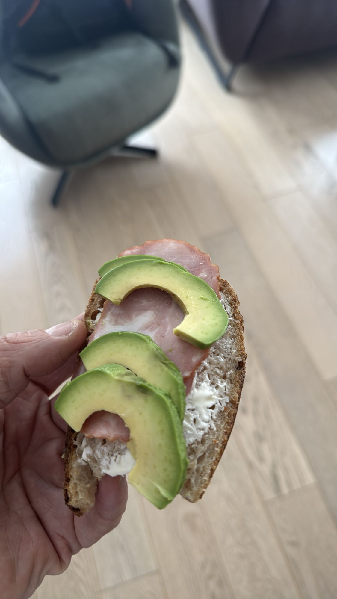 Kanapka z awokado i szynką