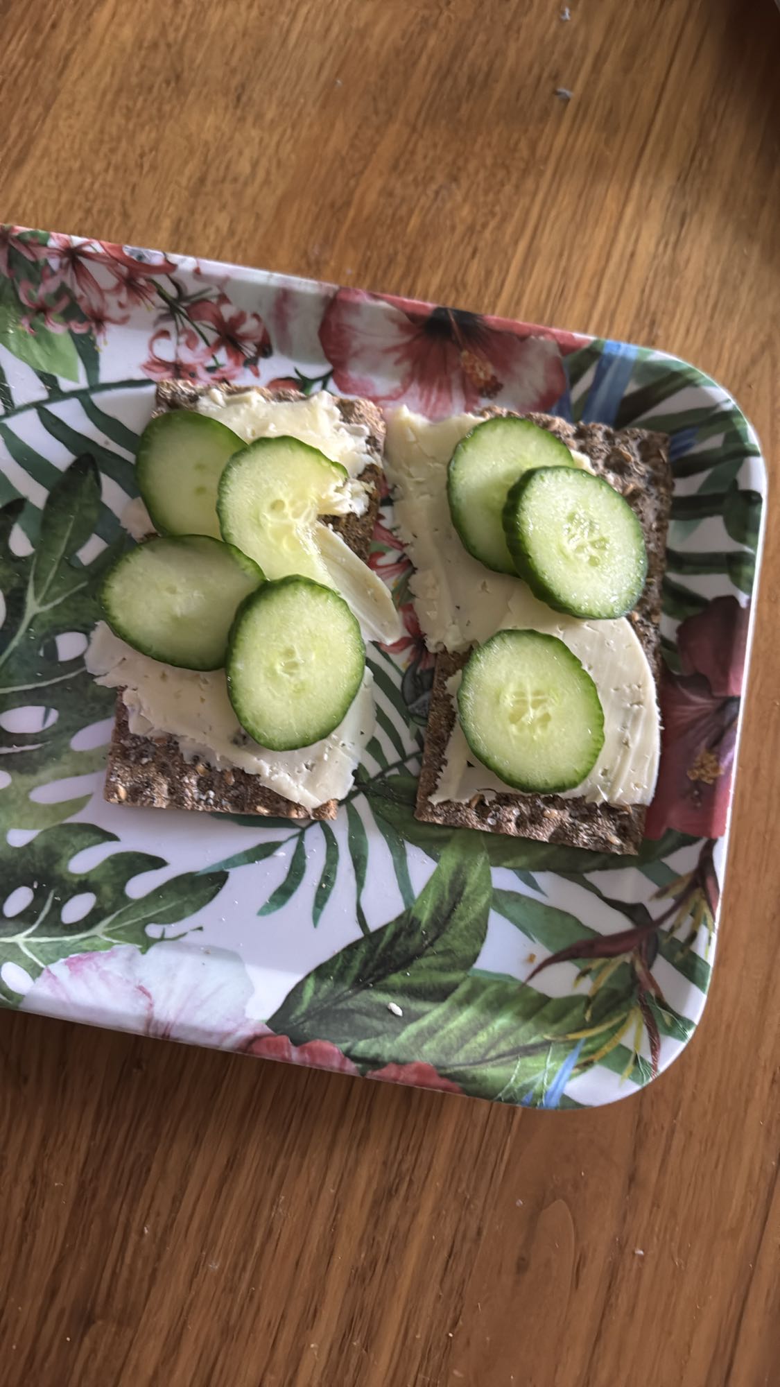 Knäckebröd med ost och gurka