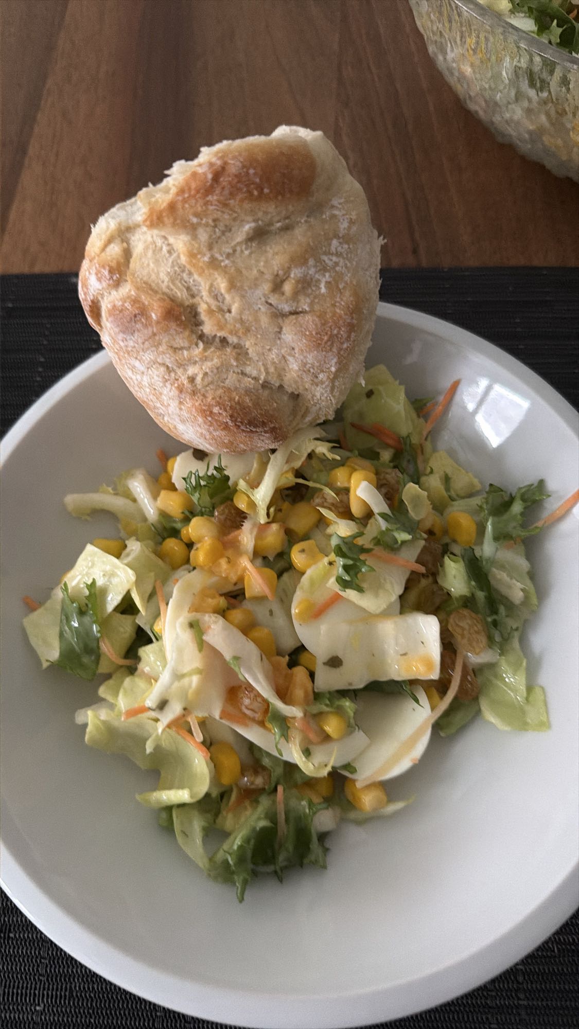 Salat mit Brötchen