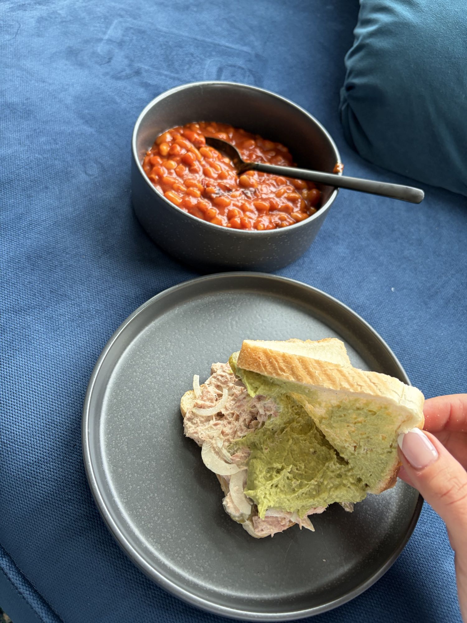 kanapka z tuńczykiem i fasolka