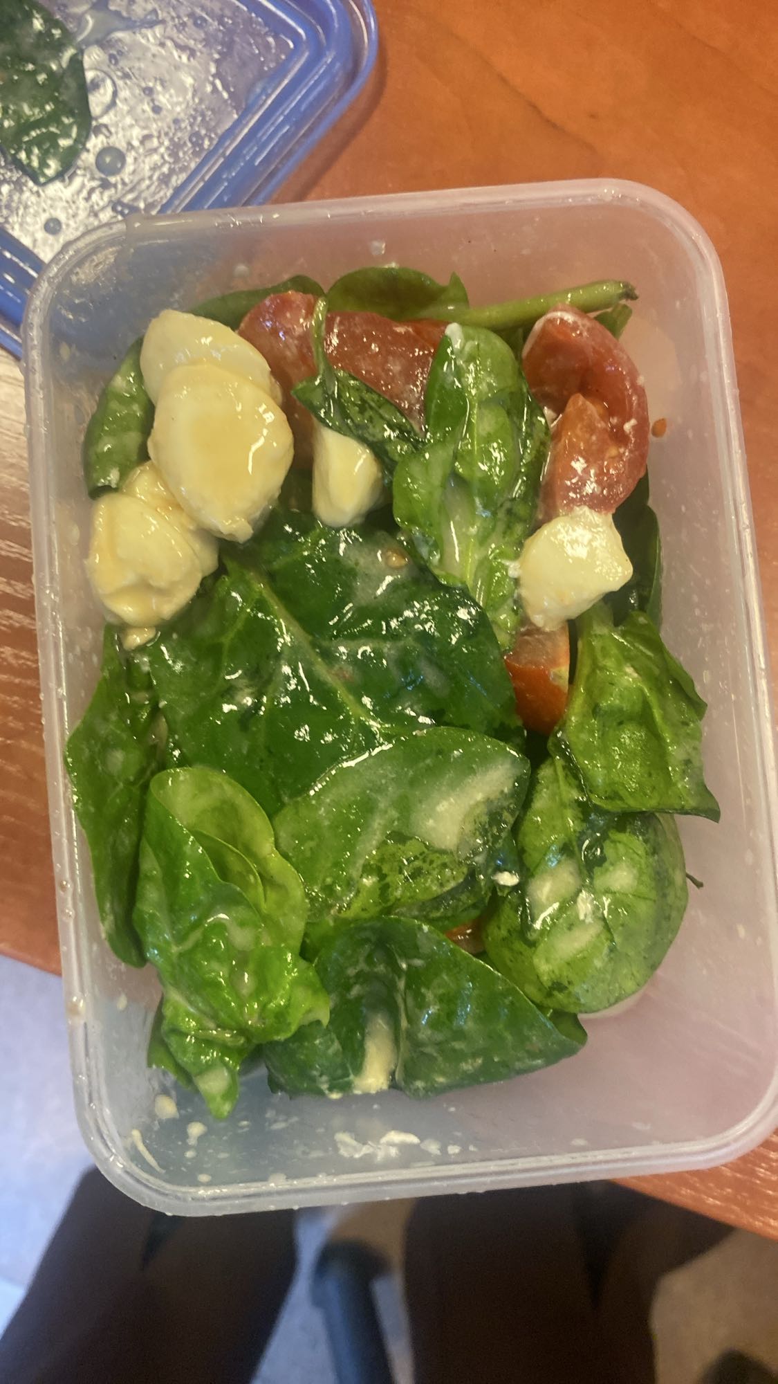 Sałatka ze szpinakiem i mozzarellą