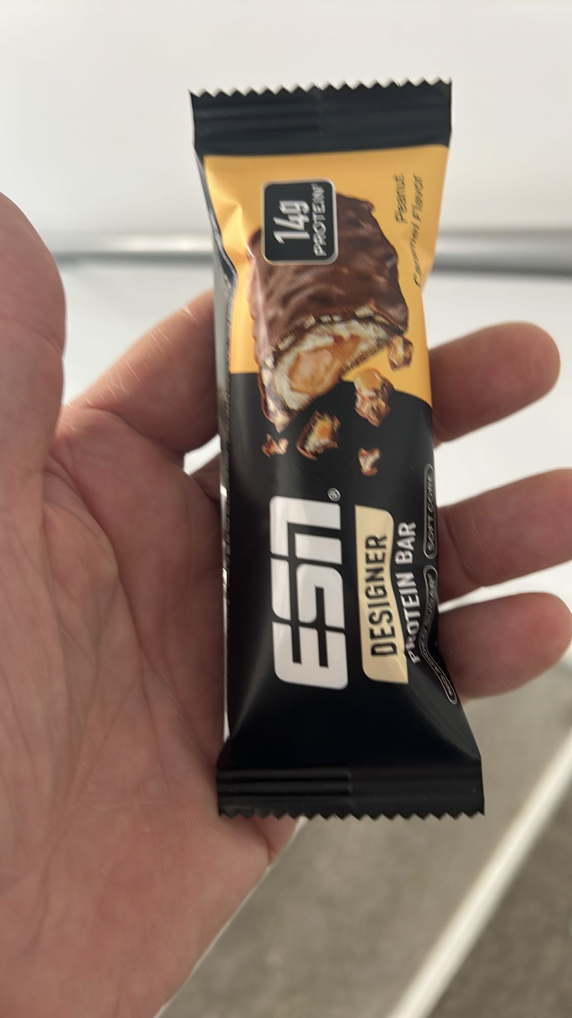 Baton proteinowy karmel-orzech