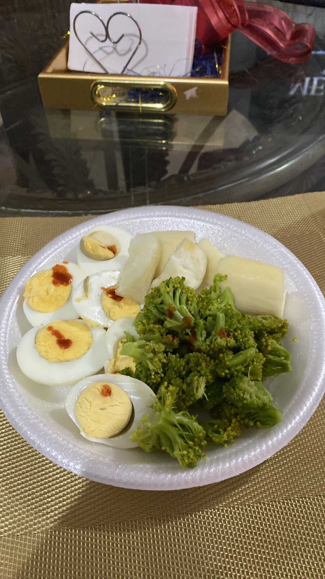 Huevos, brócoli y yuca